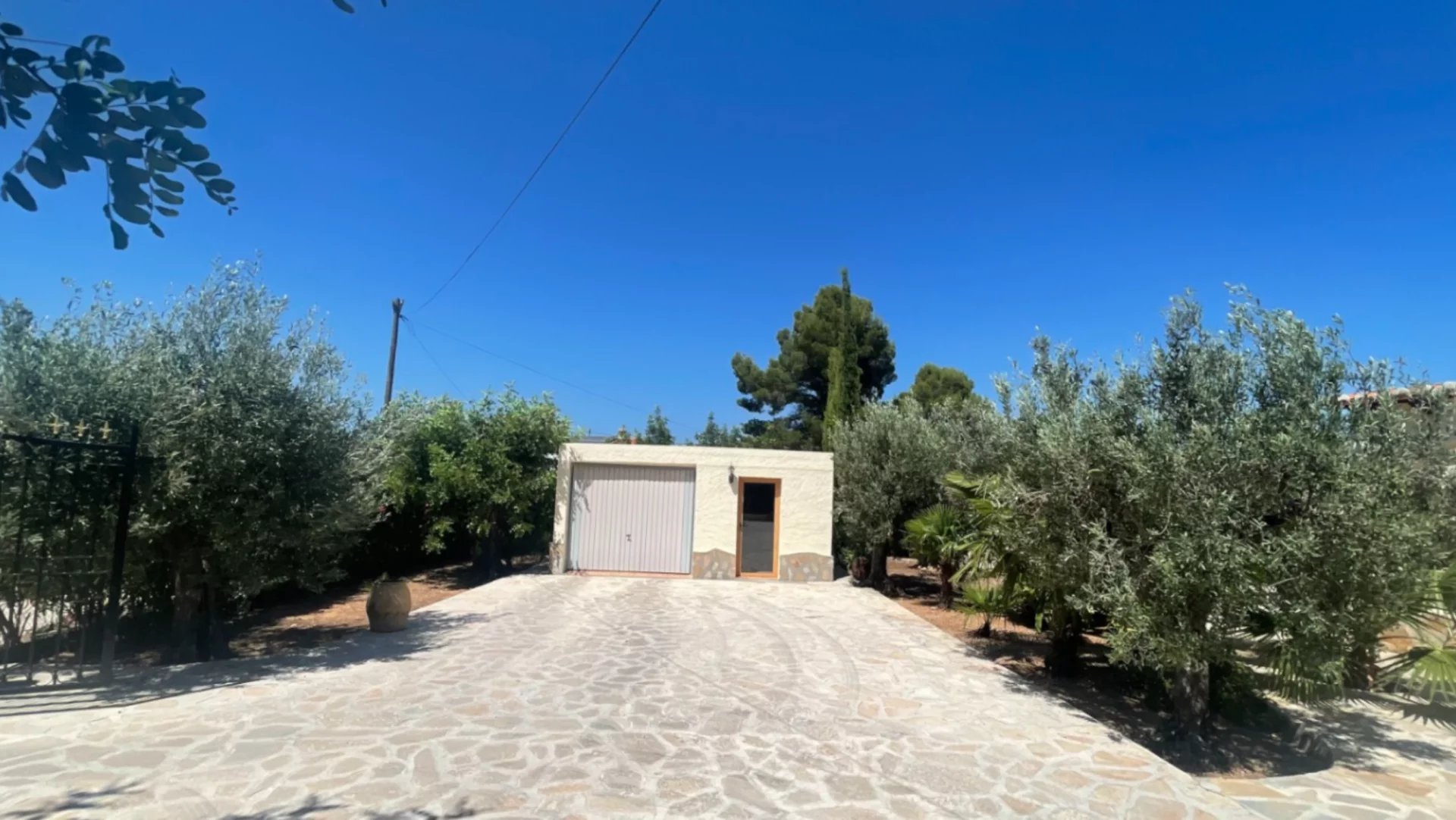 Villa on a tranquil and flat plot in Parcent