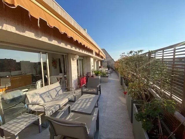 Rare Basse Californie à deux pas de la croisette Penthouse -villa sur le toit pour ce magnifique deux pièces de 64m2 prolongé  de sa terrasse de 54m2