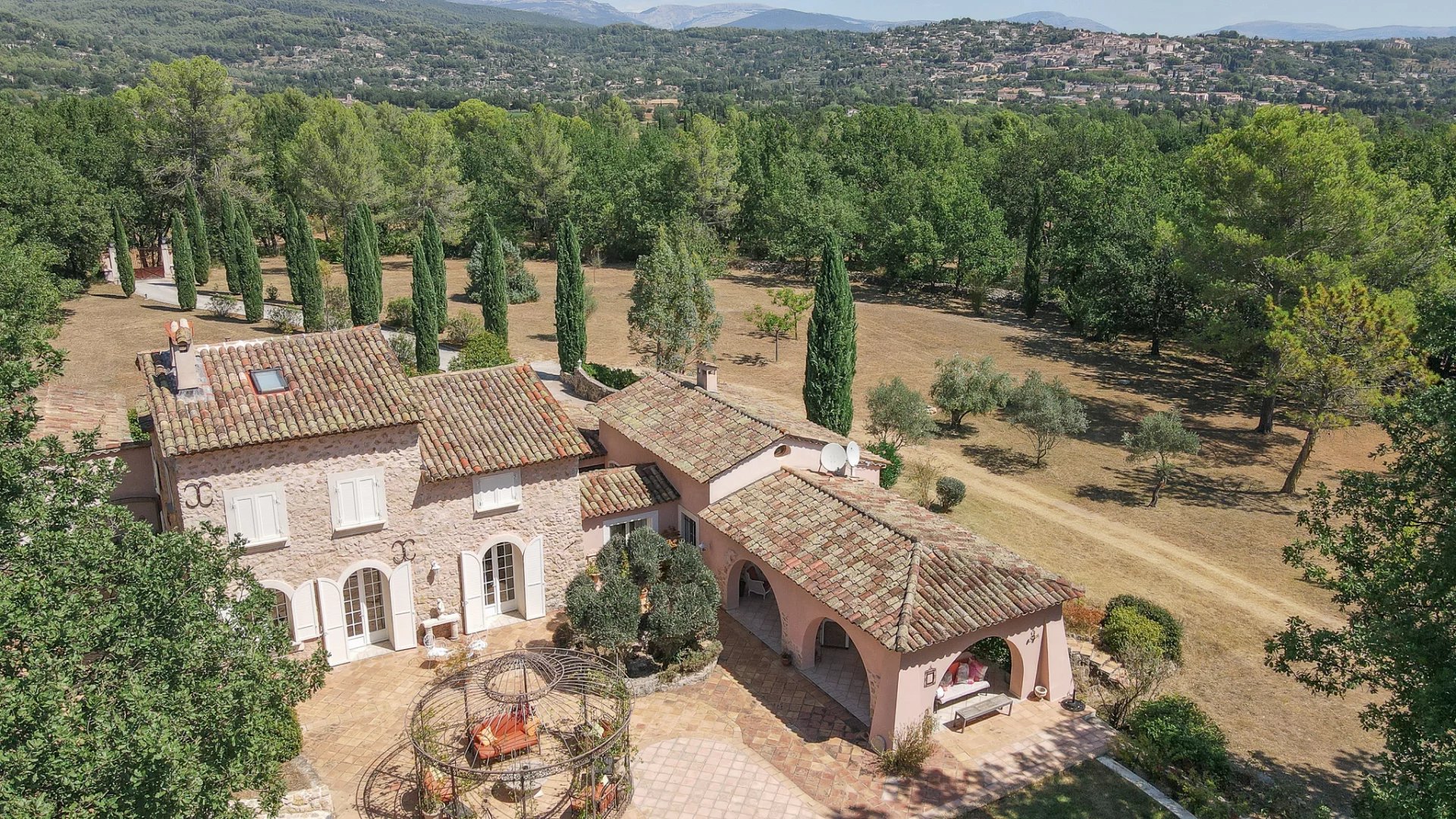 Pittoreske Provençaalse Mas met schitterende oprijlaan op 18.000m² plat terrein