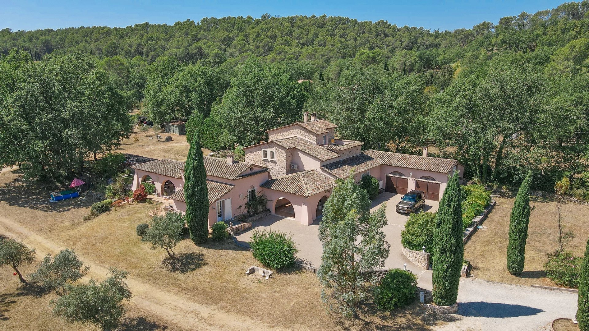 Picturesque Provençal Mas with sumptuous driveway on 18.000m² of land
