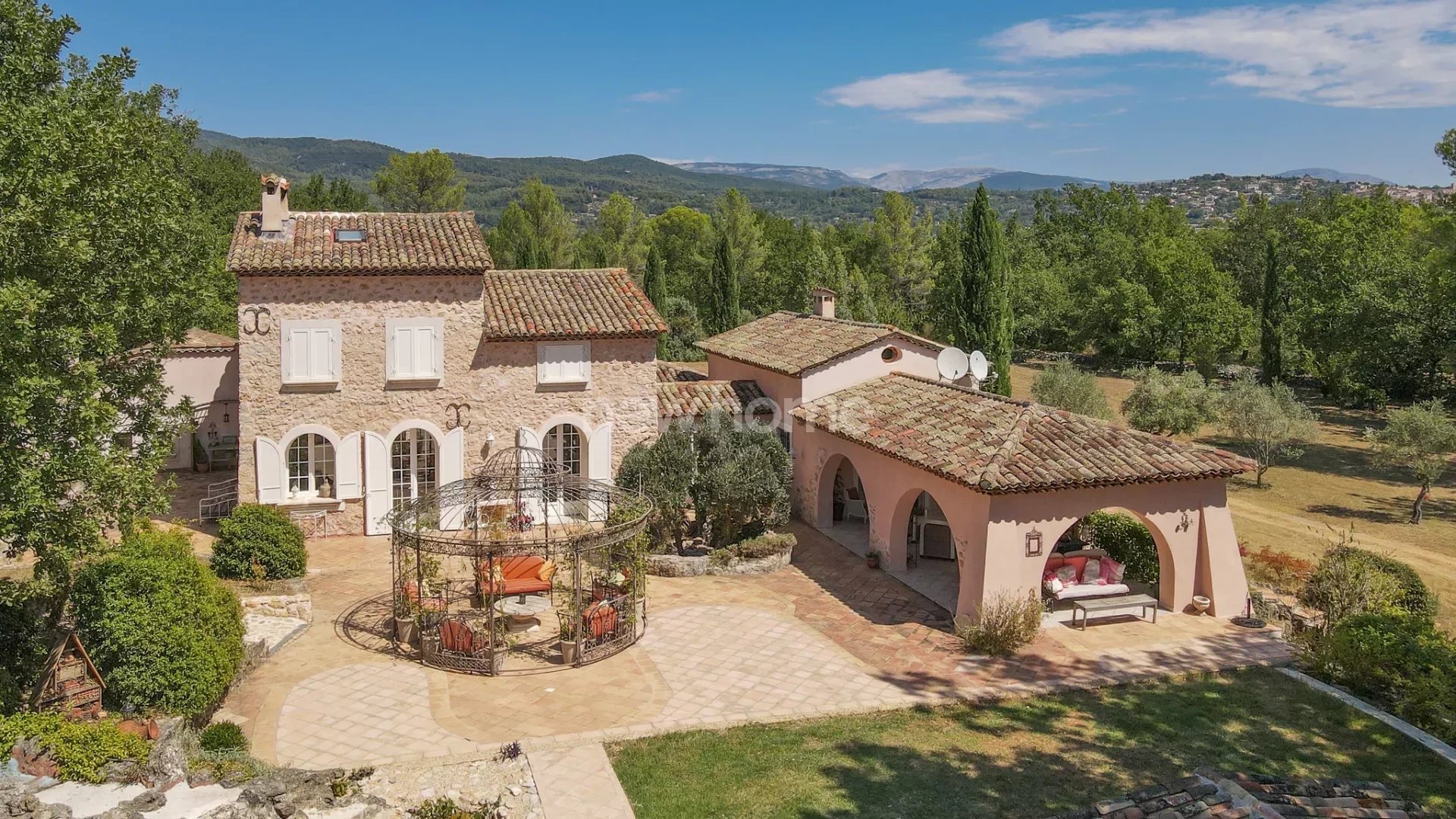 Fayence: Pittoresque Mas Provençal sur 18 000m² de terrain plat avec magnifique allée d'entrée