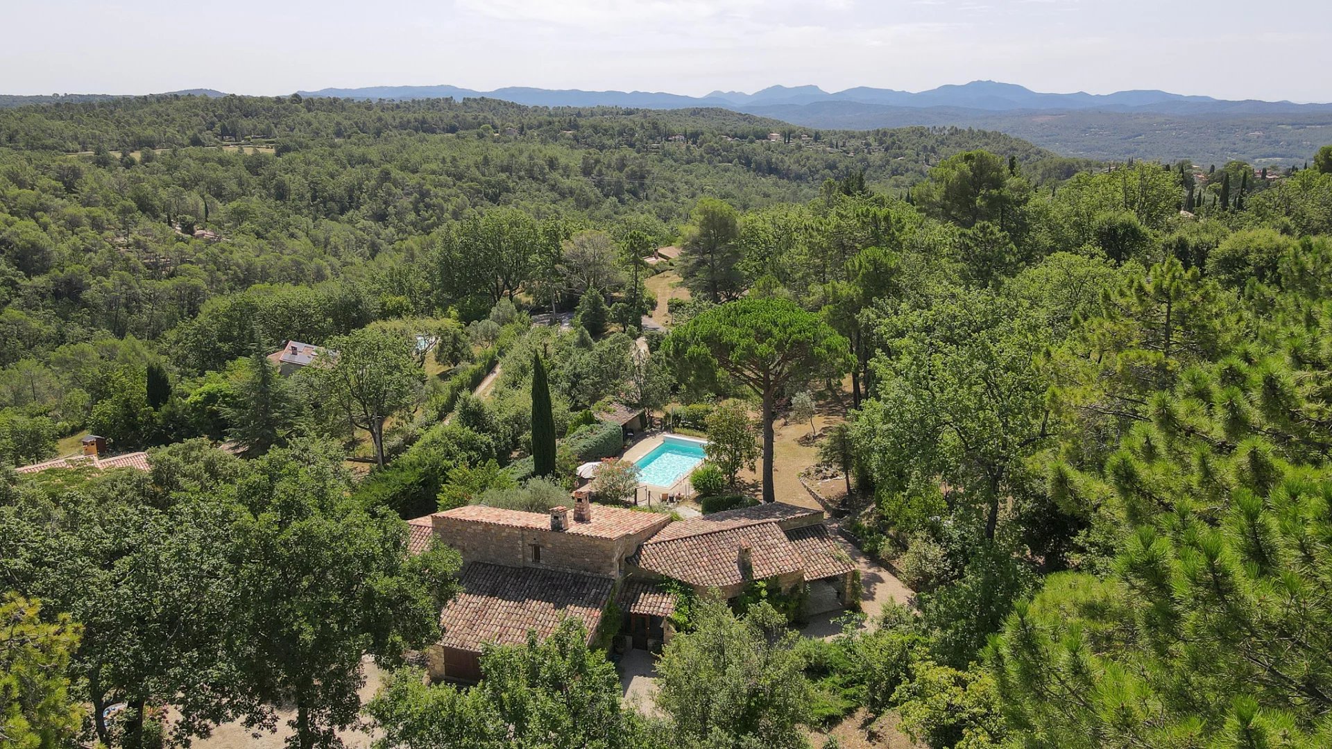 Pays de Fayence: au calme se trouve cette jolie villa provencale en pierres sur 1 ha 8 de terrain