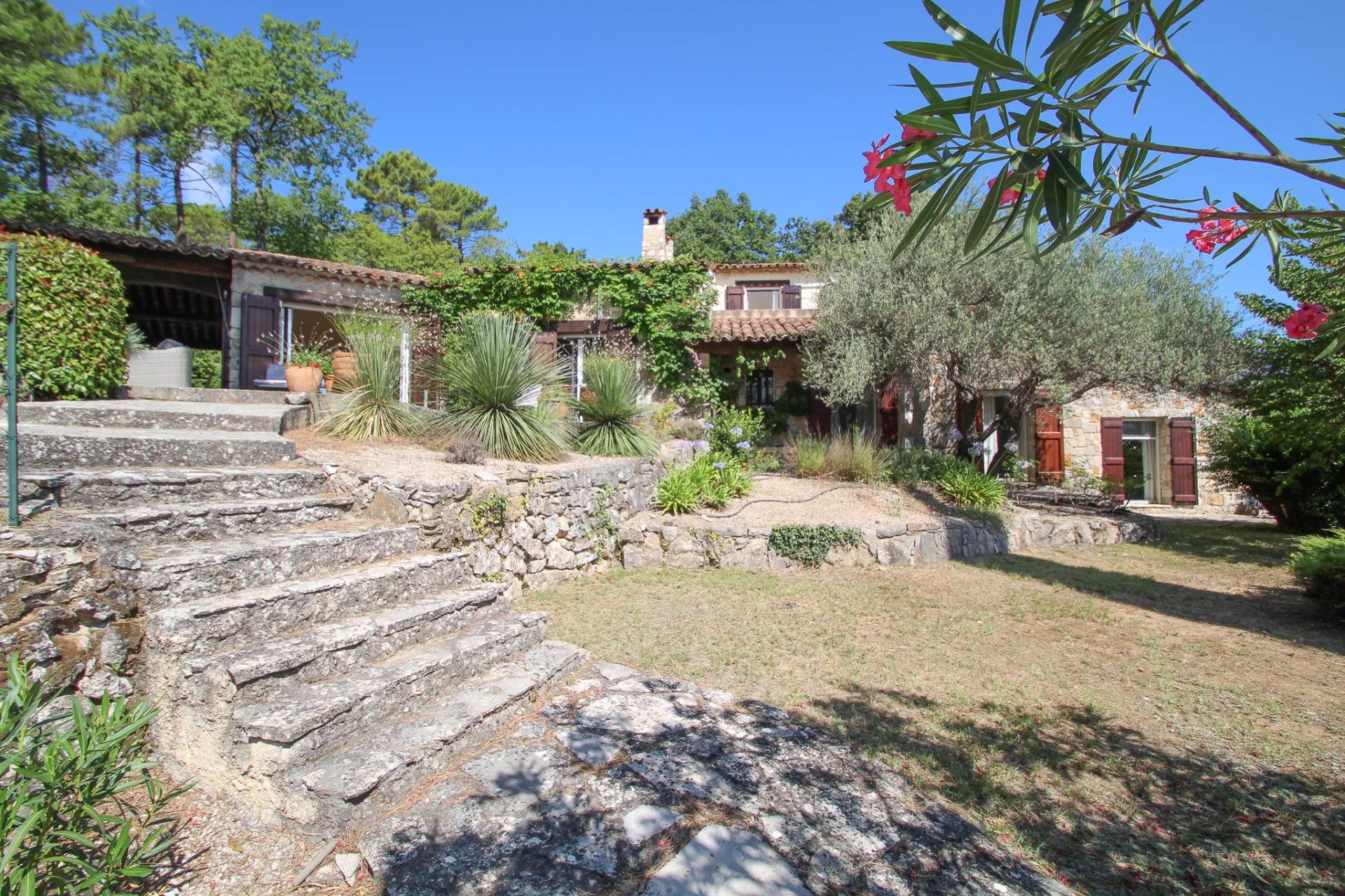 Pays de Fayence: au calme se trouve cette jolie villa provencale en pierres sur 1 ha 8 de terrain
