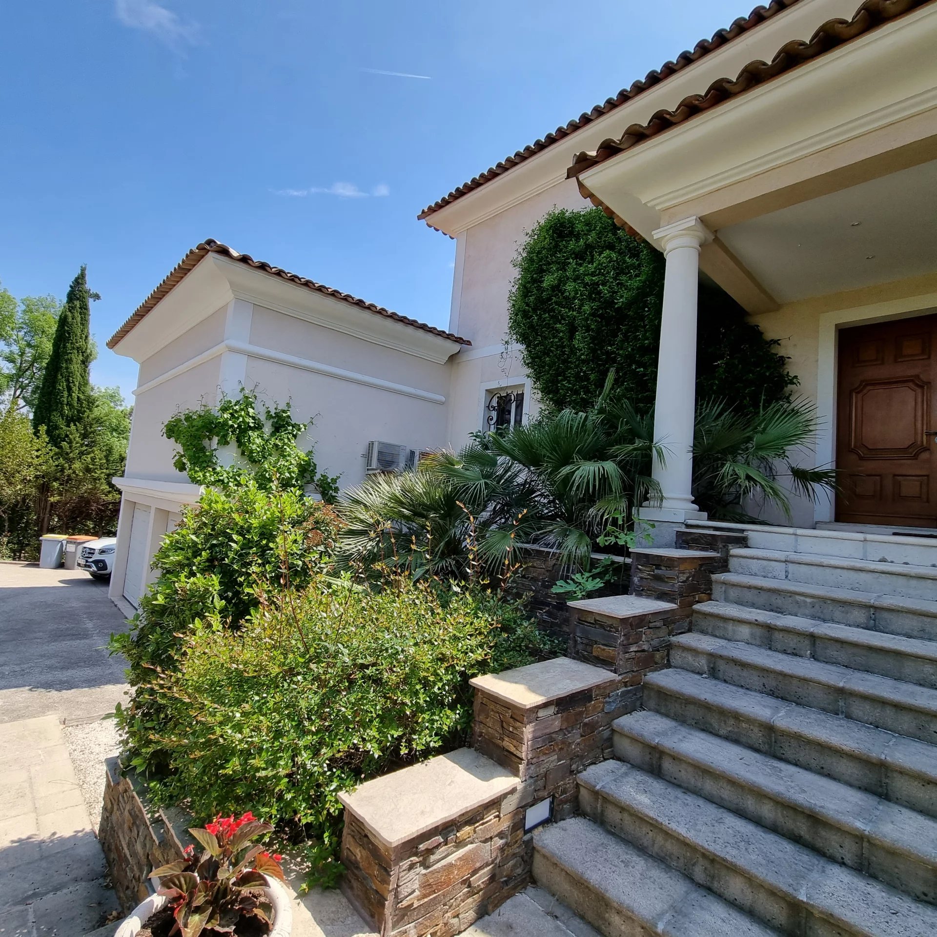 Outstanding property full of charm and privacy in Valescure area.
