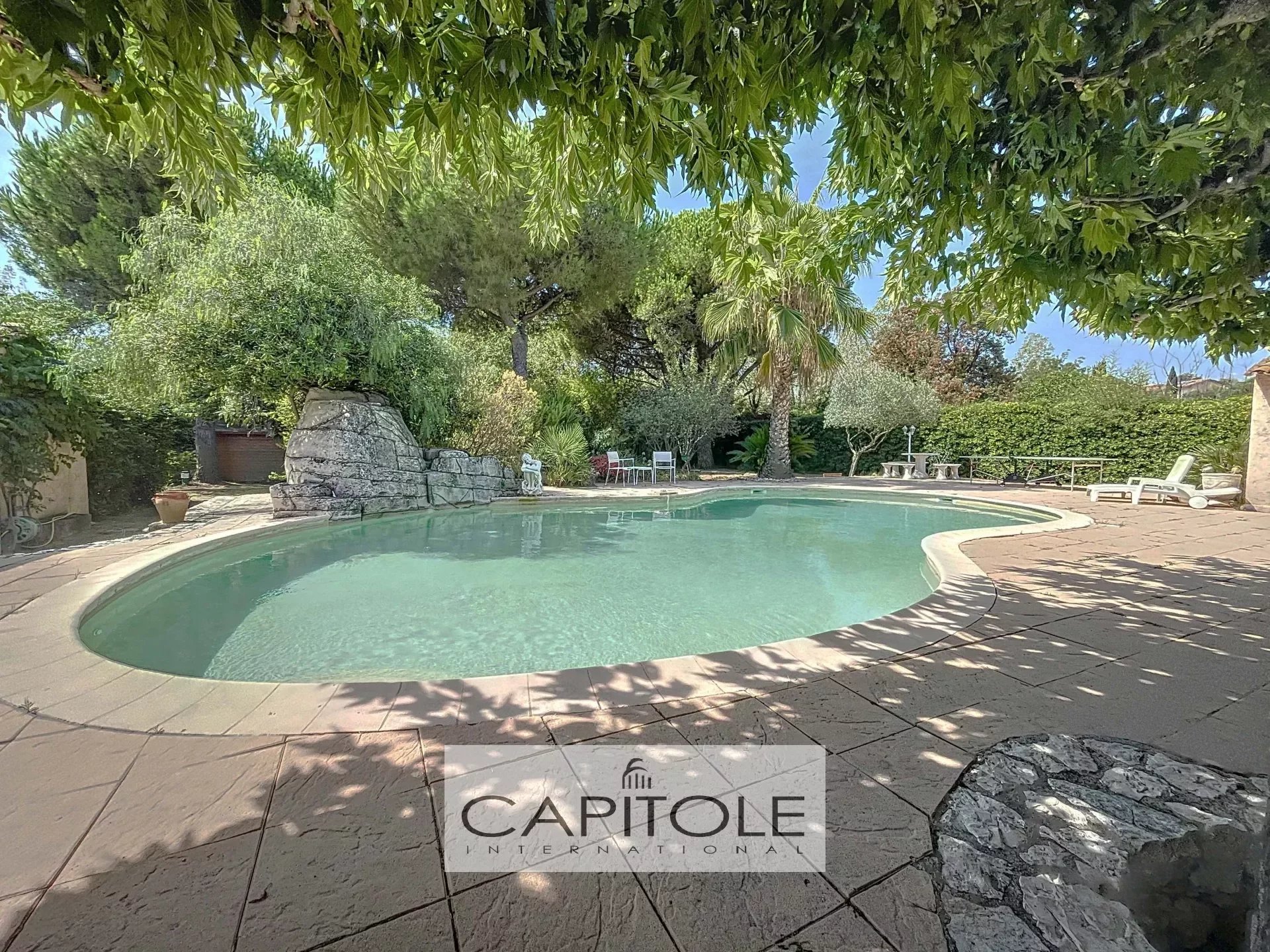 Antibes - Villa Provençale 5/6 pièces d'environ 210 m² avec un 2 pièces indépendant , terrain de 1 525 m² avec piscine