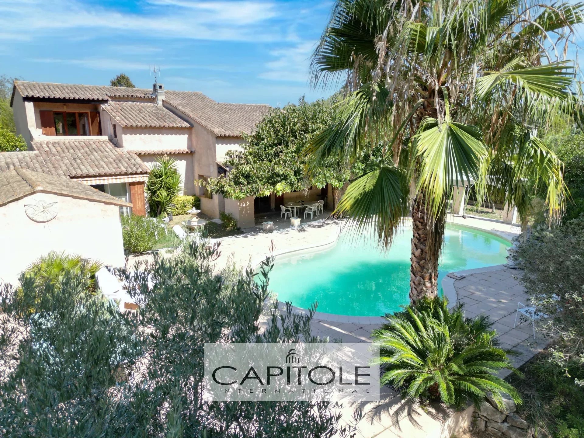 Antibes - Villa Provençale 5/6 pièces d'environ 210 m² avec un 2 pièces indépendant , terrain de 1 525 m² avec piscine