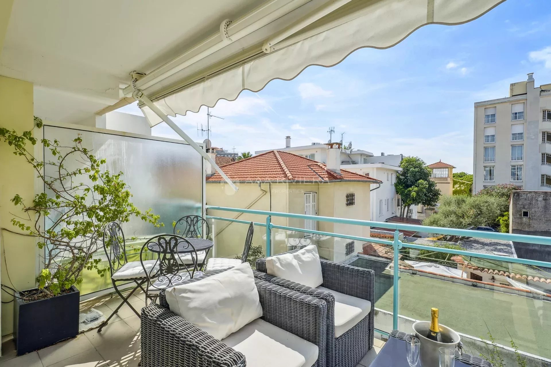 Juan-les-Pins Pinède - JOINT SOLE AGENT - Bright 2 bedroom apt with terraces and garage