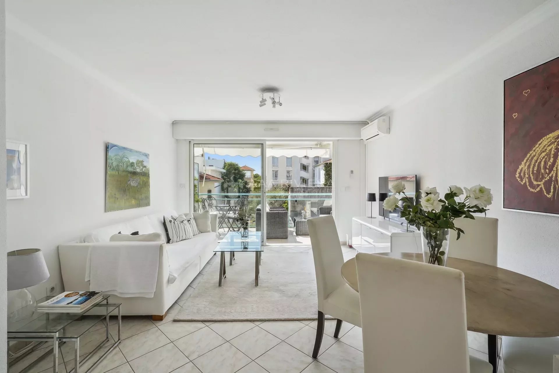 Juan-les-Pins Pinède - JOINT SOLE AGENT - Bright 2 bedroom apt with terraces and garage