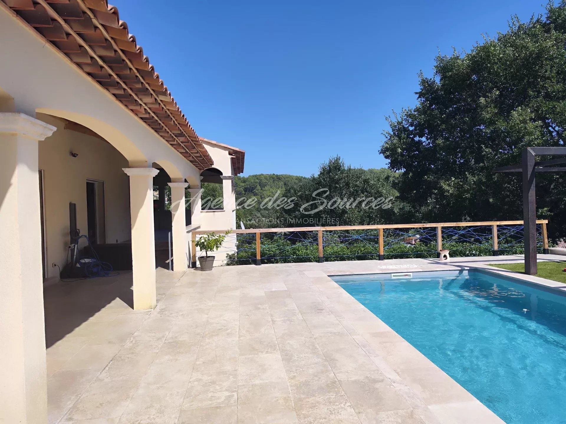 Magnifique villa avec piscine et T2 à Varages
