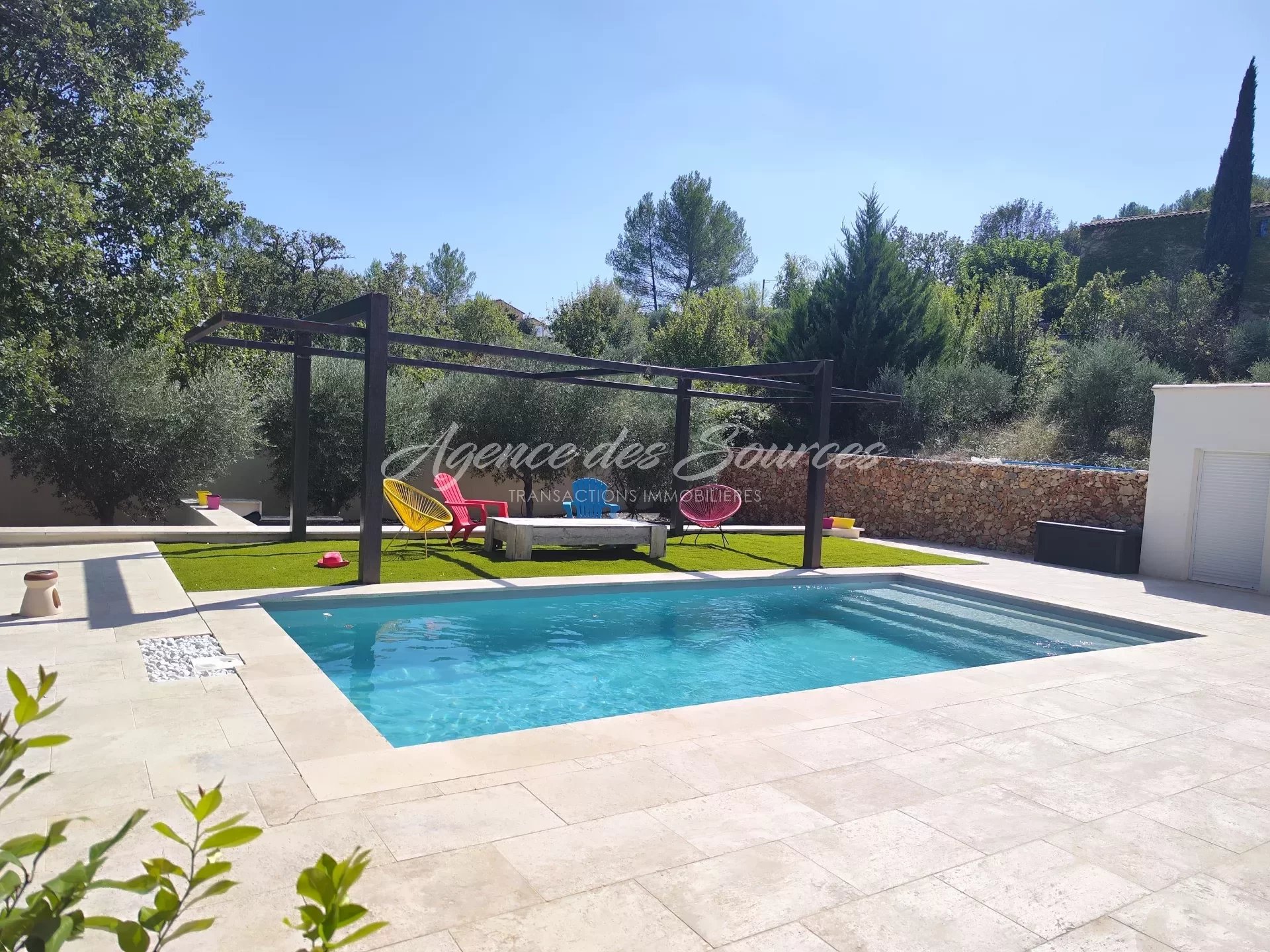 Magnifique villa avec piscine et T2 à Varages