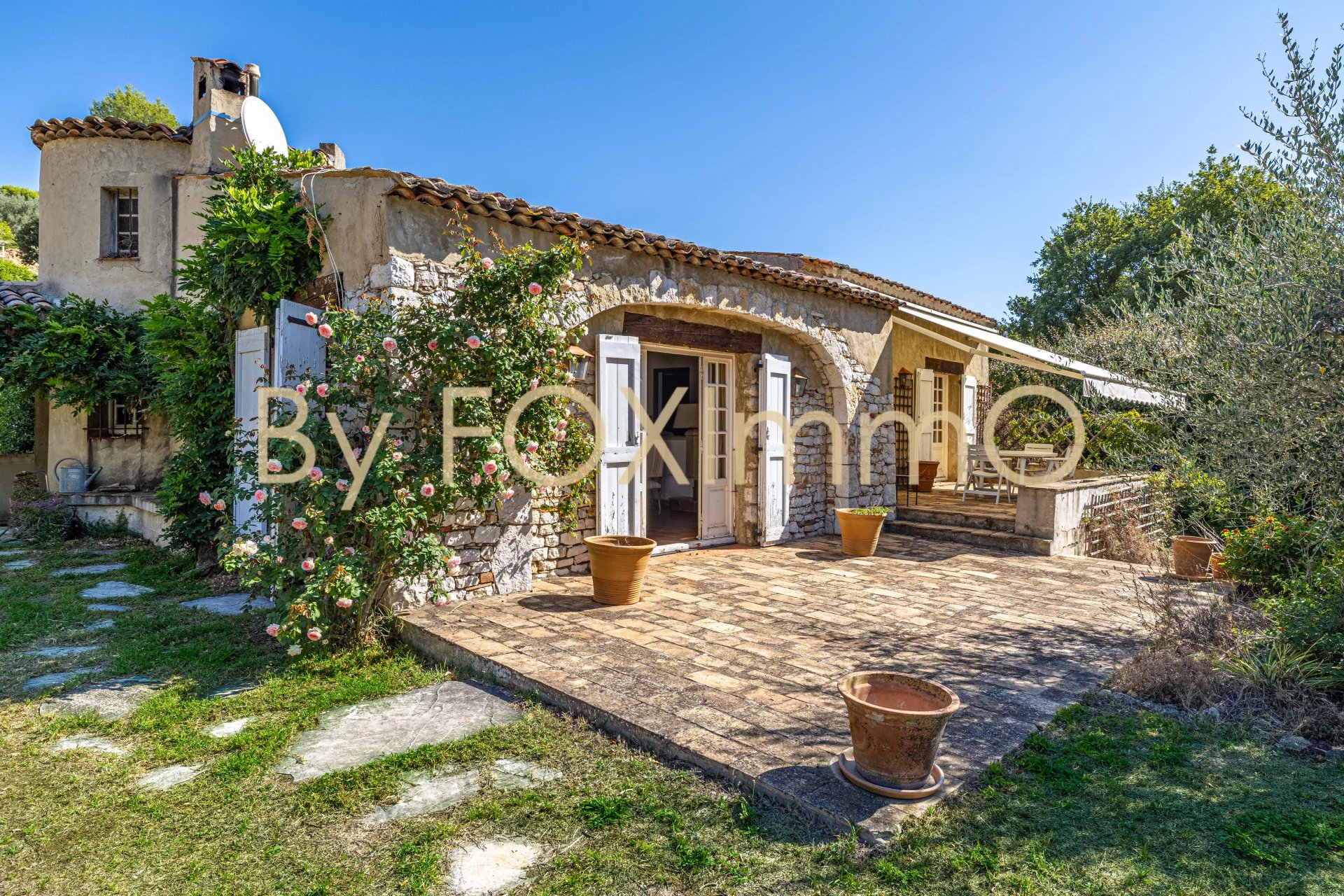 Provençal standalone villa, infinity pool, flat garden, residential neighborhood.