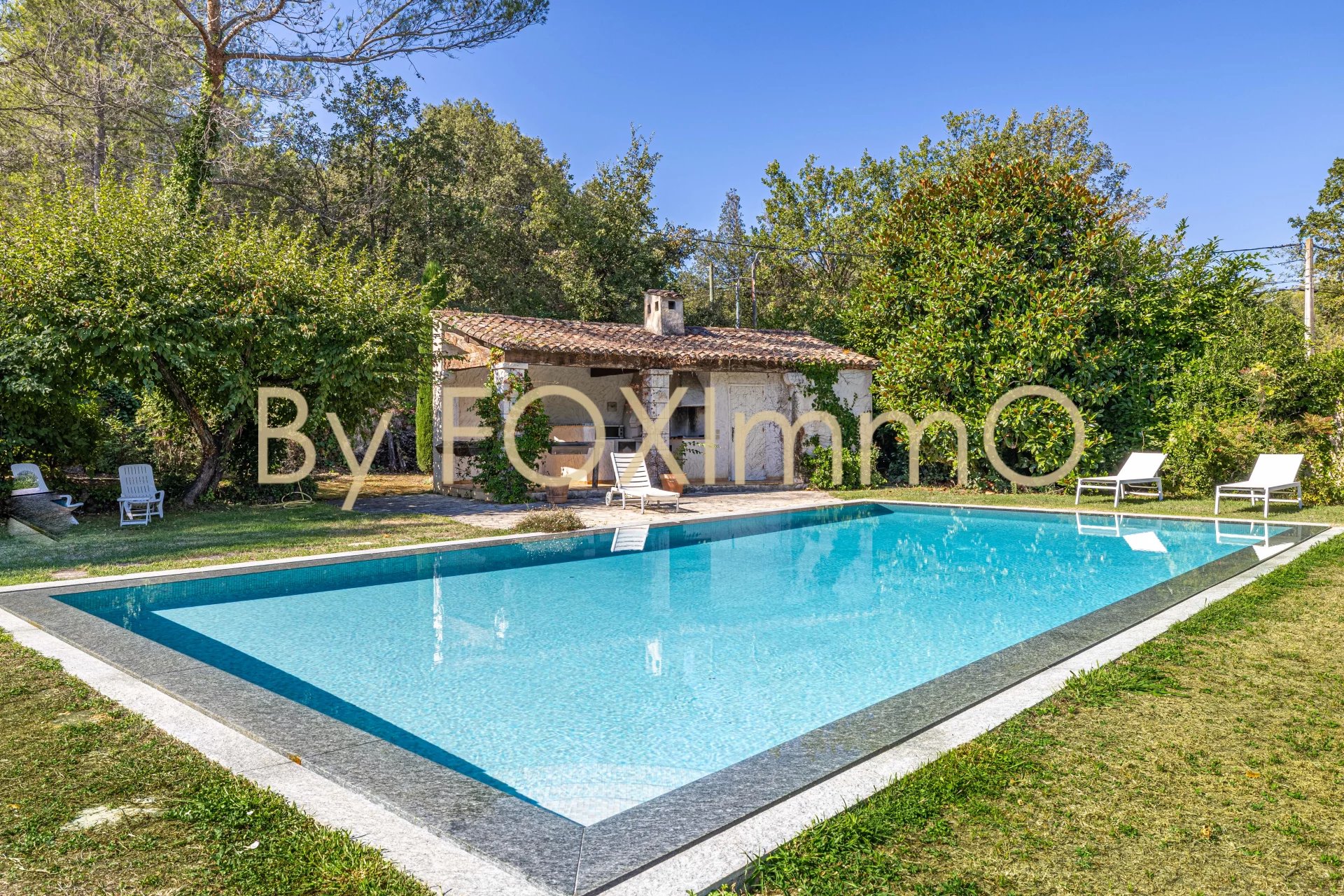 Villa provençale individuelle, piscine miroir, jardin plat, quartier résidentiel