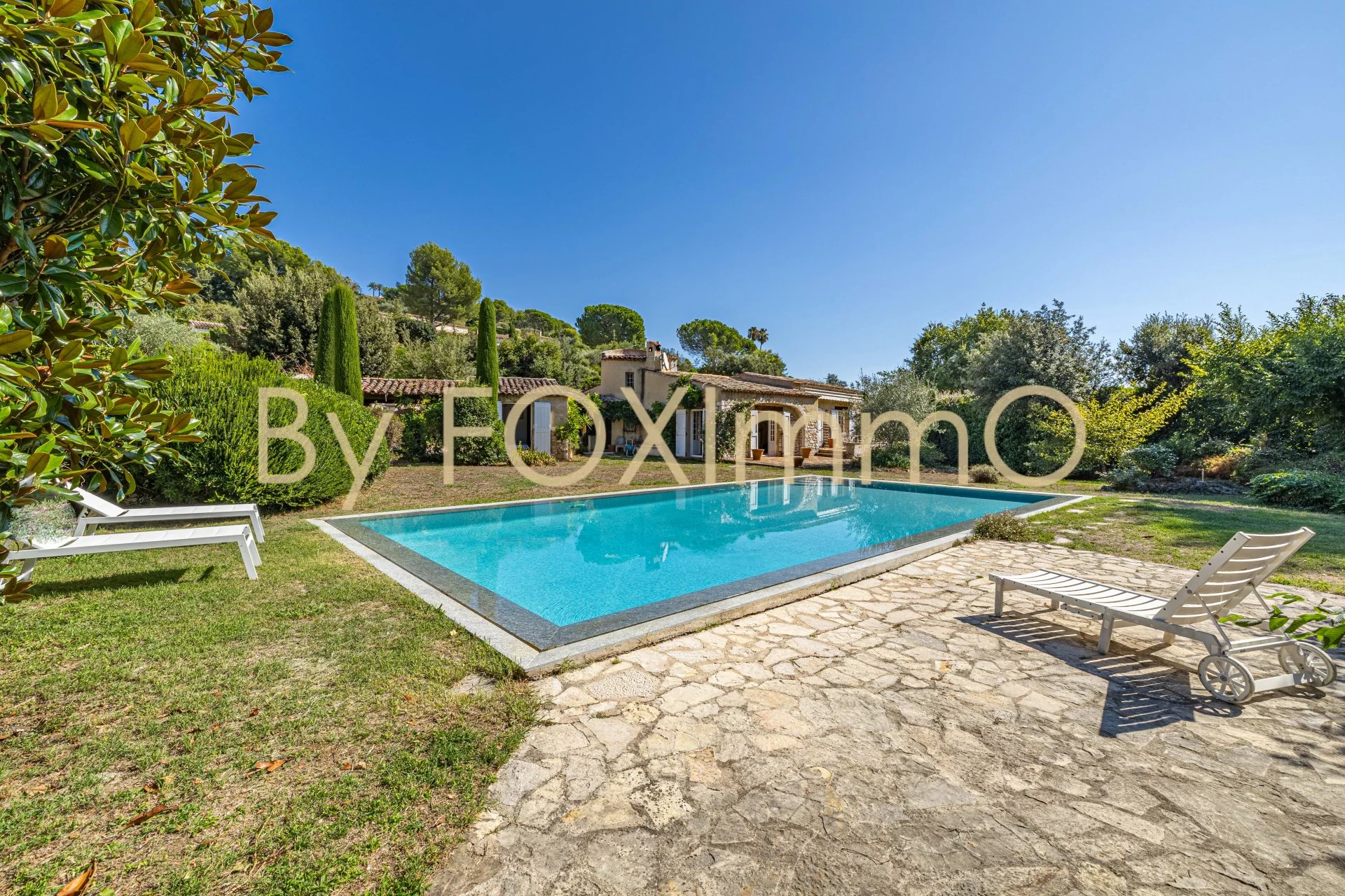 Villa provenzale indipendente, piscina a sfioro, giardino pianeggiante, quartiere residenziale.