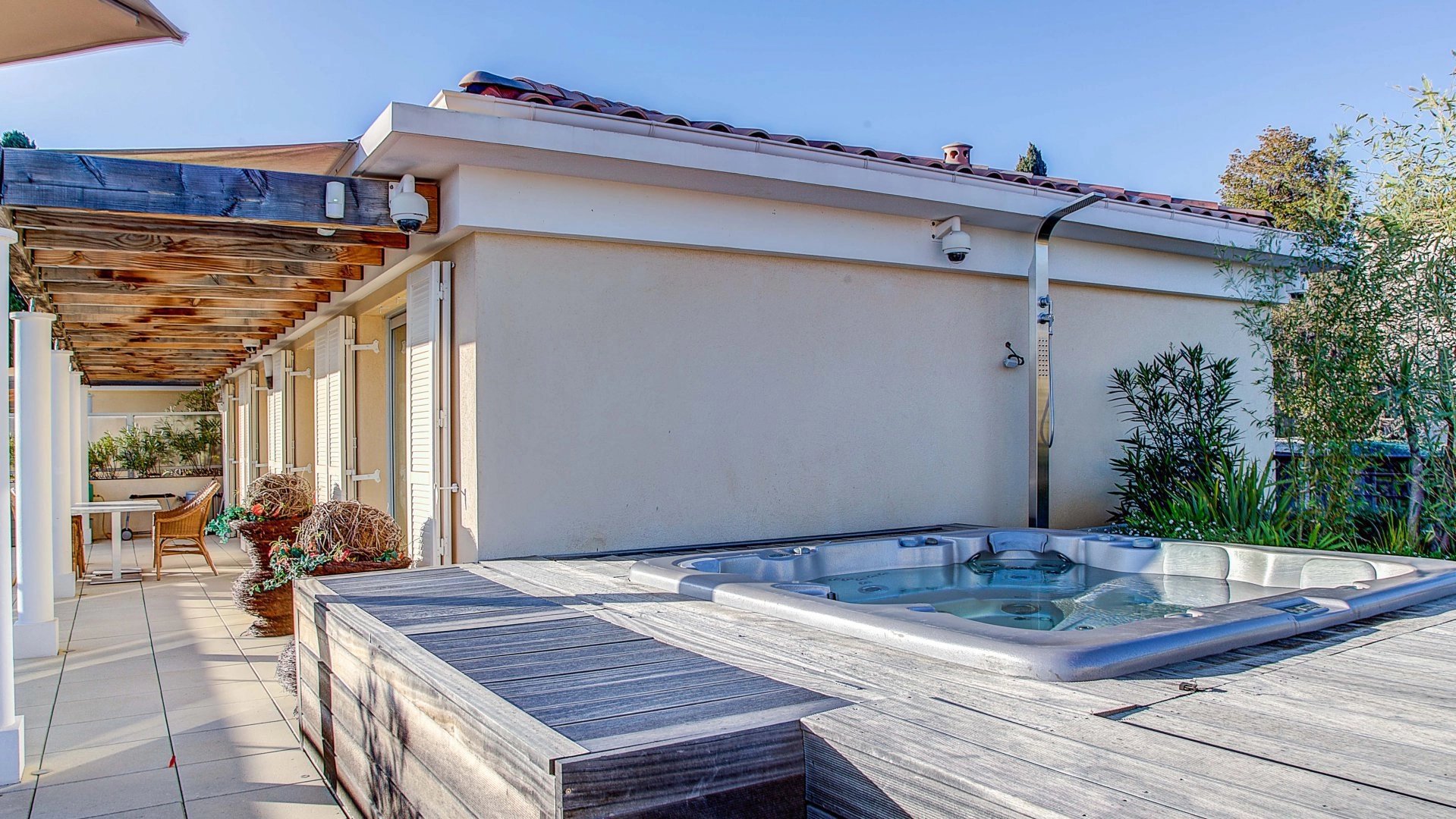 BIOT Village - Lekker penthouseleilighet med 192m2 terrasse. Pool, garasje