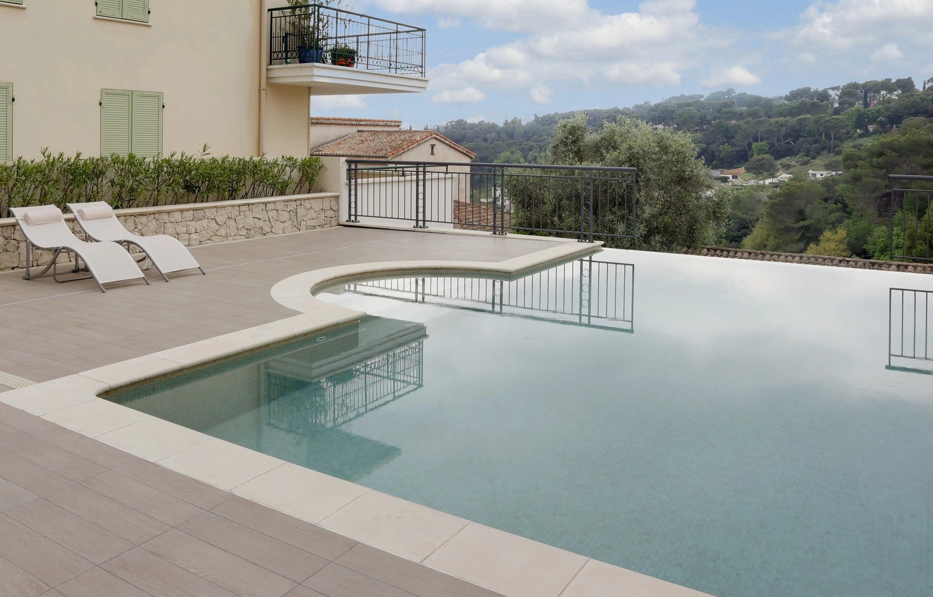 BIOT Village - Lekker penthouseleilighet med 192m2 terrasse. Pool, garasje