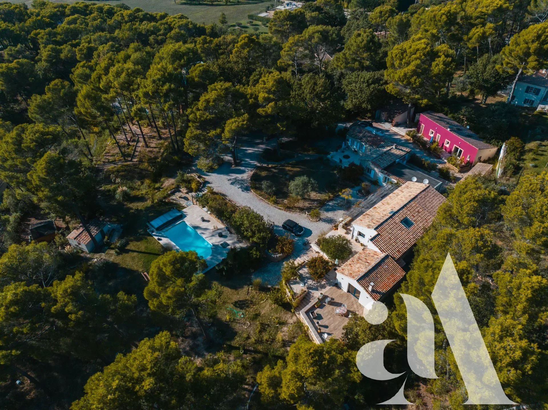 PERNES LES FONTAINES - PROPERTY WITH GITES AND SWIMMING POOL