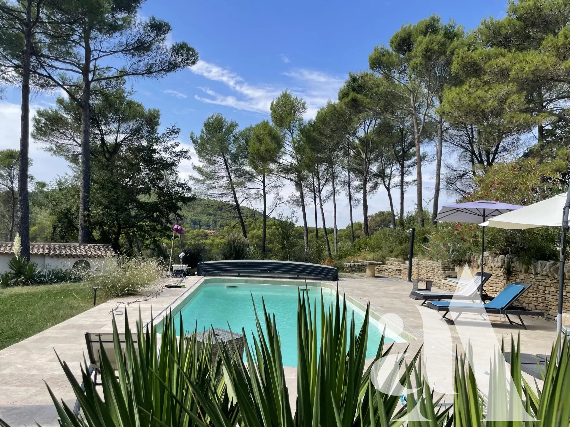 PERNES LES FONTAINES - PROPERTY WITH GITES AND SWIMMING POOL