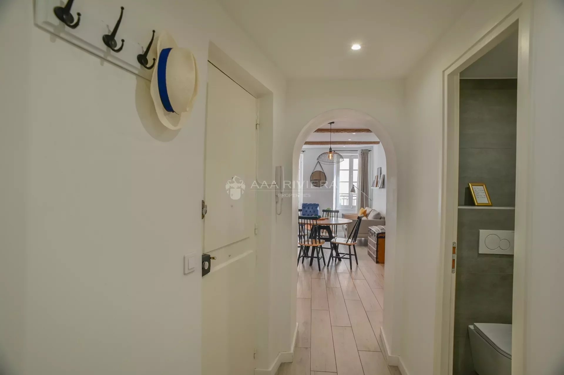 CANNES -SUQUET- 3 rooms renovated in the heart of the old town