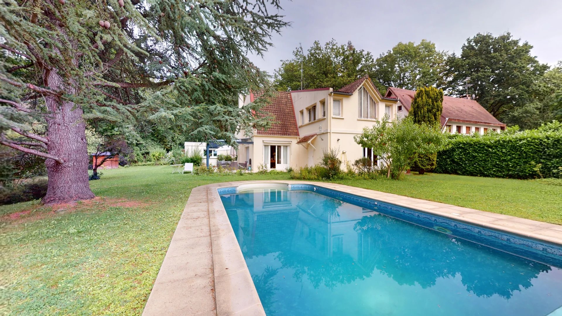 Maison Familiale avec piscine à Dampierre.
