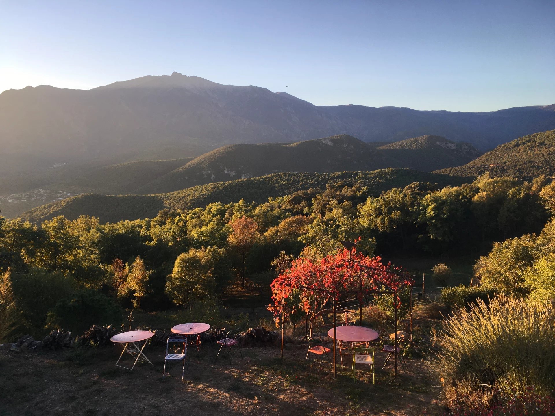 HAMLET OF 5 PROPERTIES SET ON AN EXCEPTIONAL SPOT FACING THE CANIGOU WITH STUNNING MOUNTAINS VIEWS, PRADES AREA