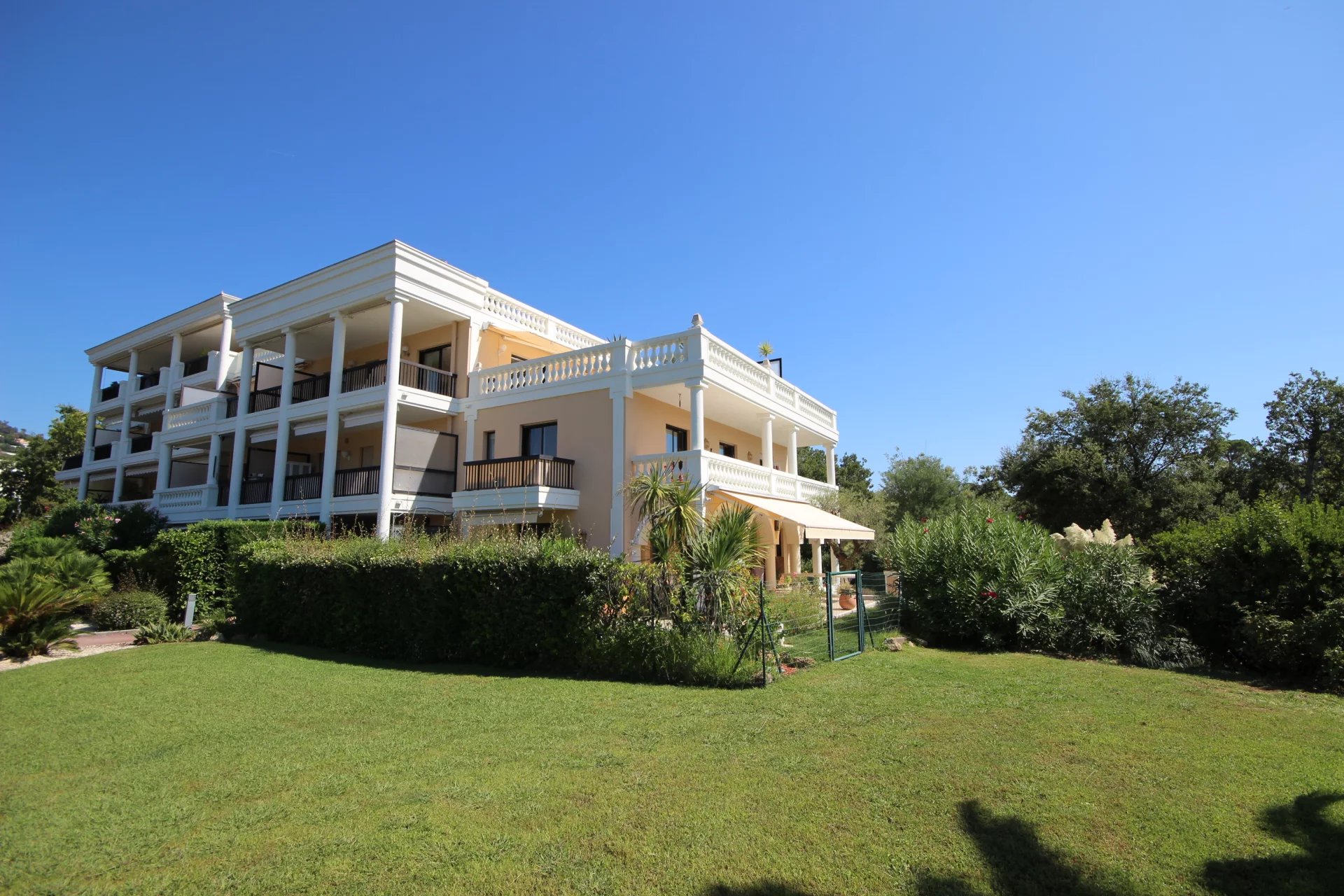 Mandelieu Barbossi Riviera Golf beautiful apartment for sale with large terrace