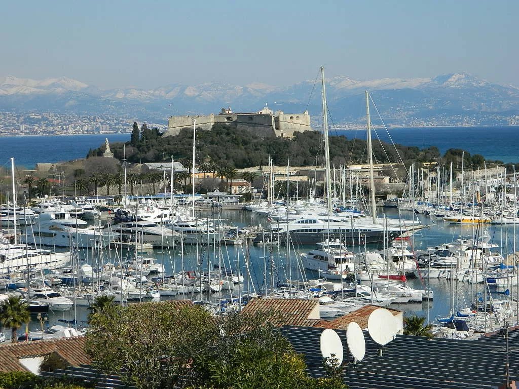 Sea View apartment with 3 BEDROOMS and large terrace on the port of ANTIBES