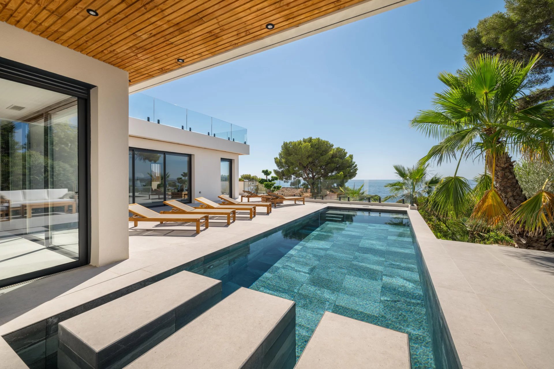 THE ISSAMBRES - ARCHITECT-DESIGNED VILLA - 6 BEDROOMS - PANORAMIC SEA VIEW