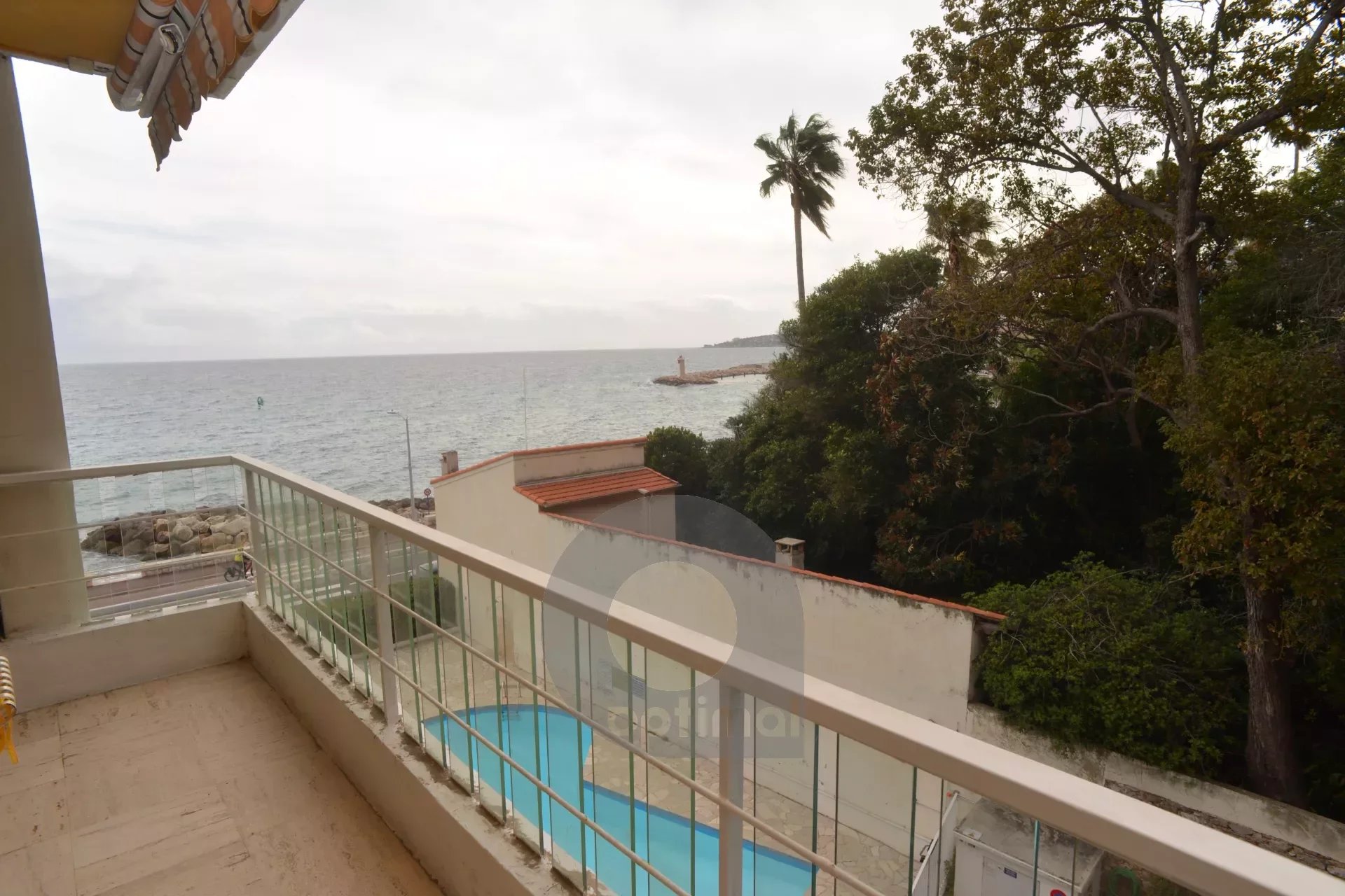 Menton Garavan, bord de mer avec grande terrasse piscine