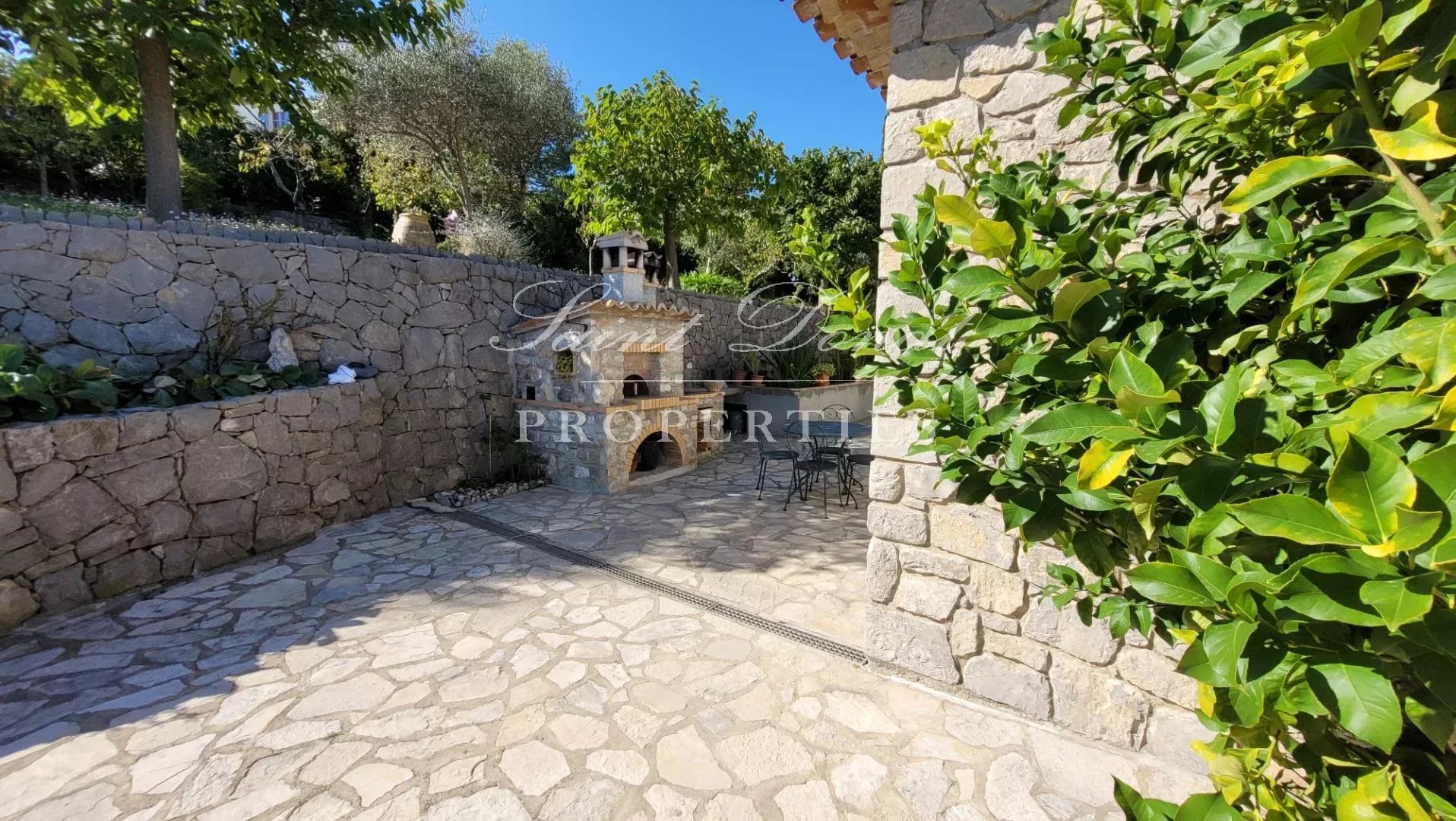 Magnificent renovated single-storey Provencal stonehouse