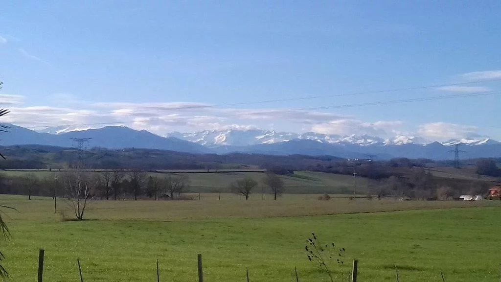 Beautiful Commingeoise with T3 gite, barn and views of the Pyrenees