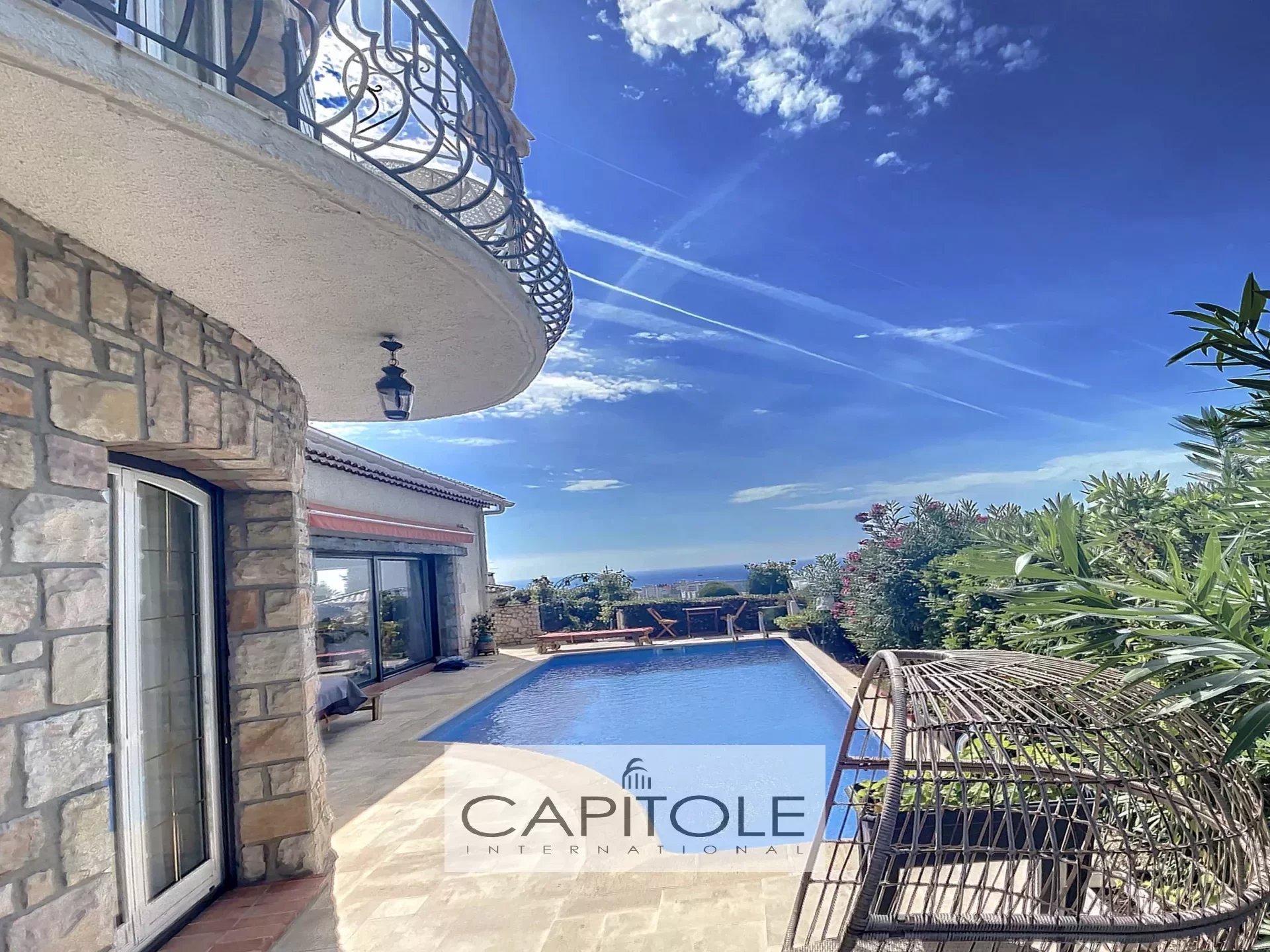 Antibes - Vue mer panoramique, villa en pierres 256 m² sur terrain de 1 086 m²  avec piscine