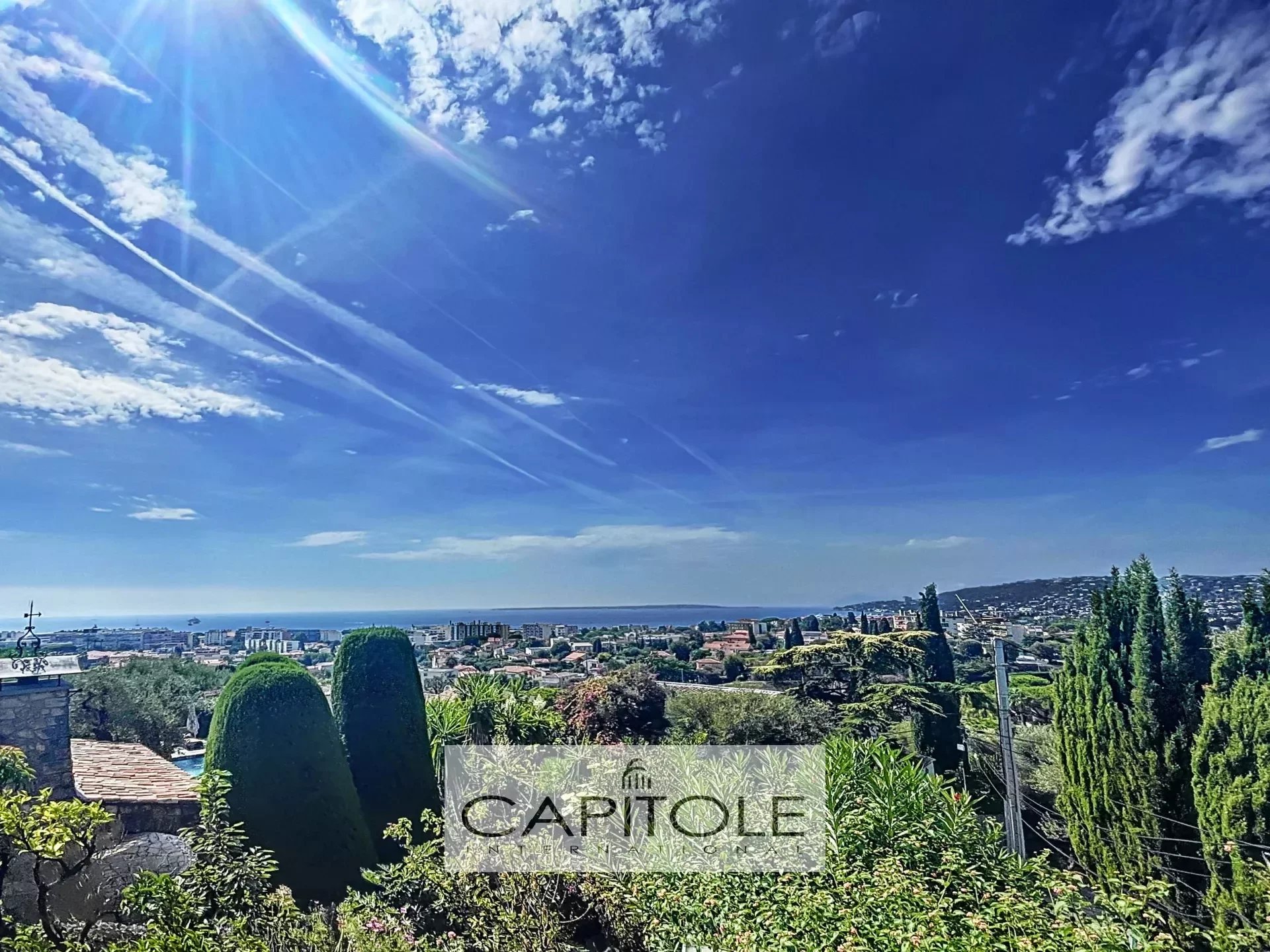 Antibes - Panoramic sea view, stone villa of 256 sqm on a land of 1,086 sqm with pool