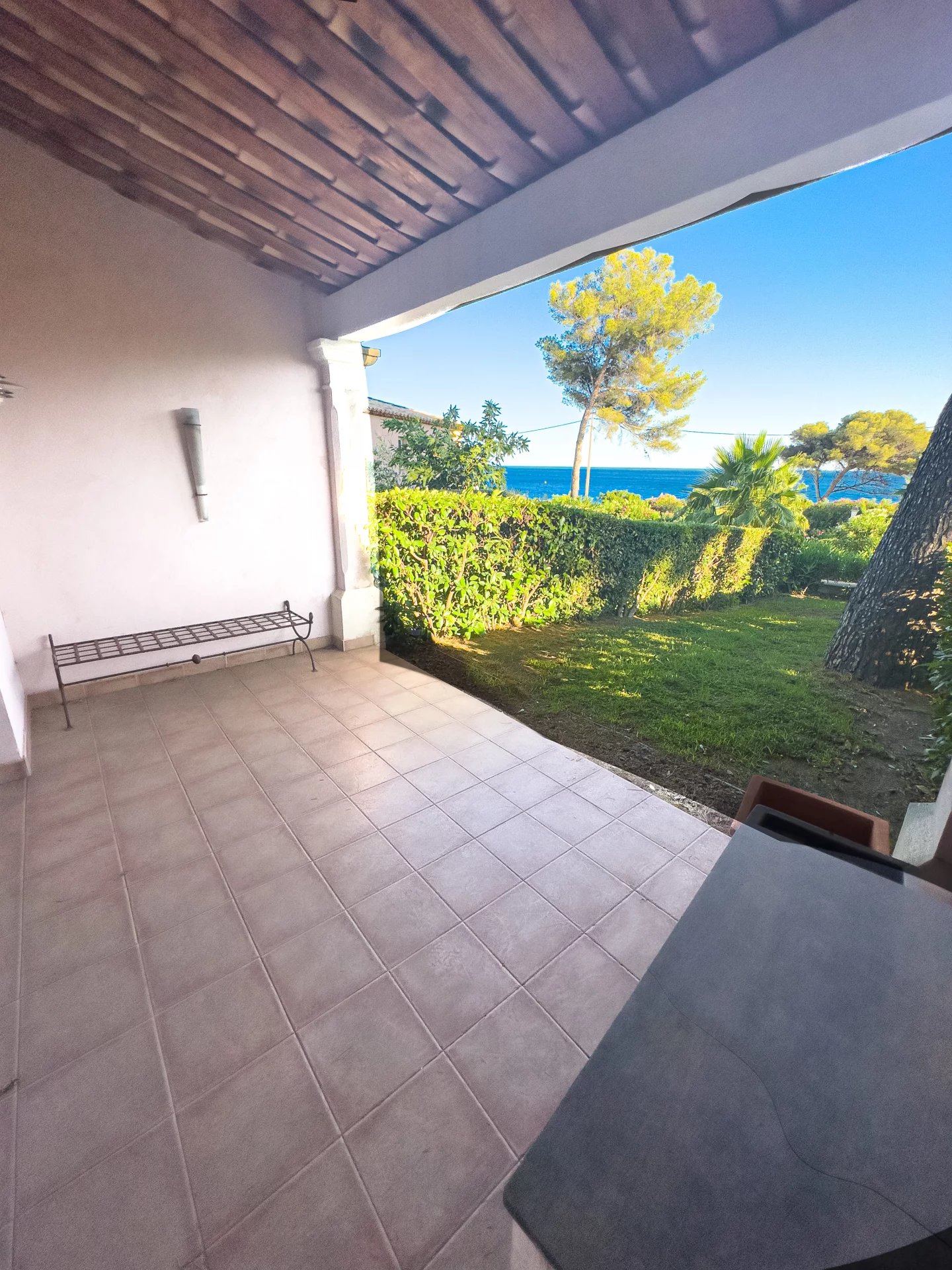 4-room "Bastidon" with panoramic sea view and private access to the beach