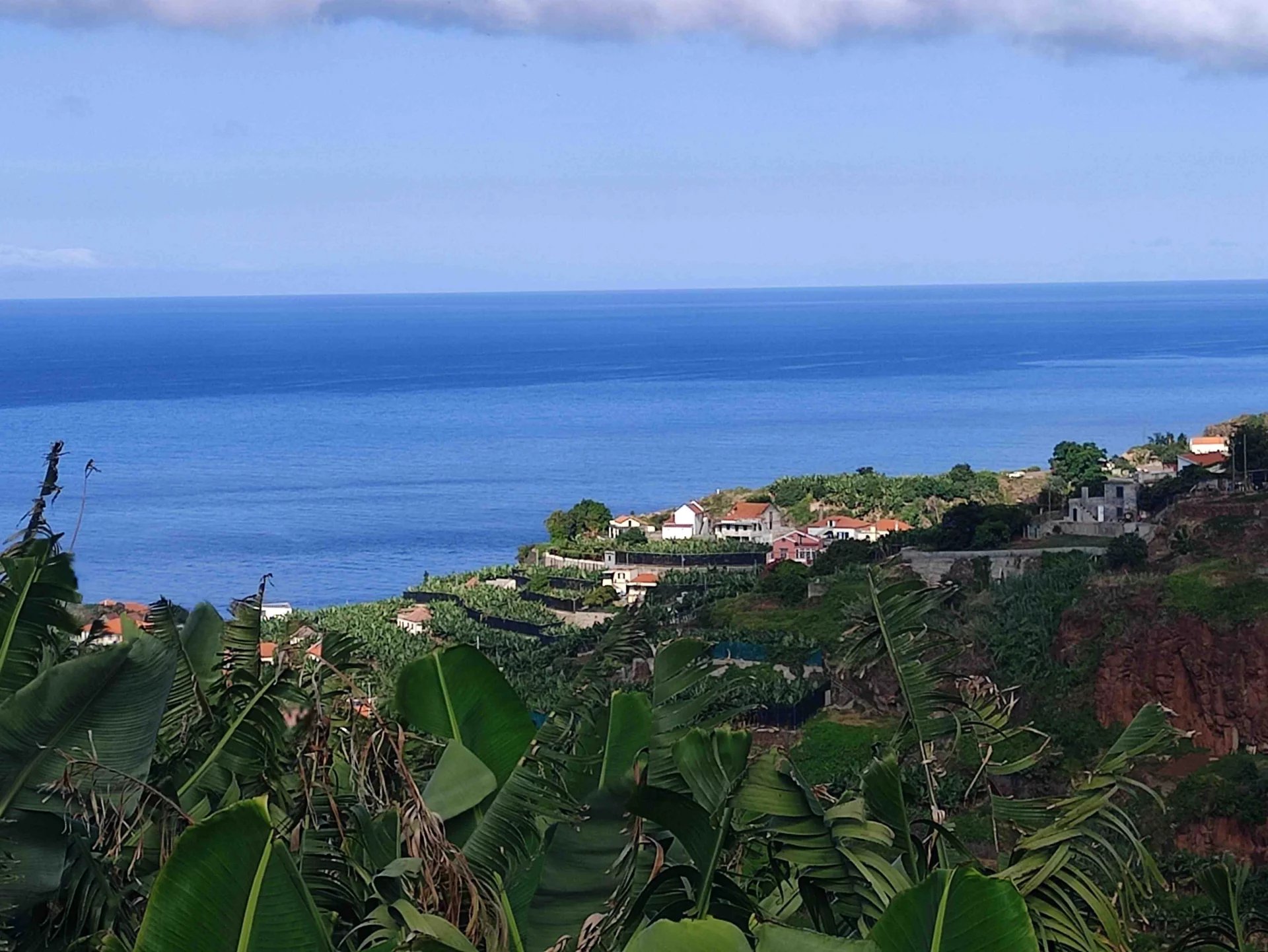 Traditional house with large plot of land and splendid view of the ocean and mountains