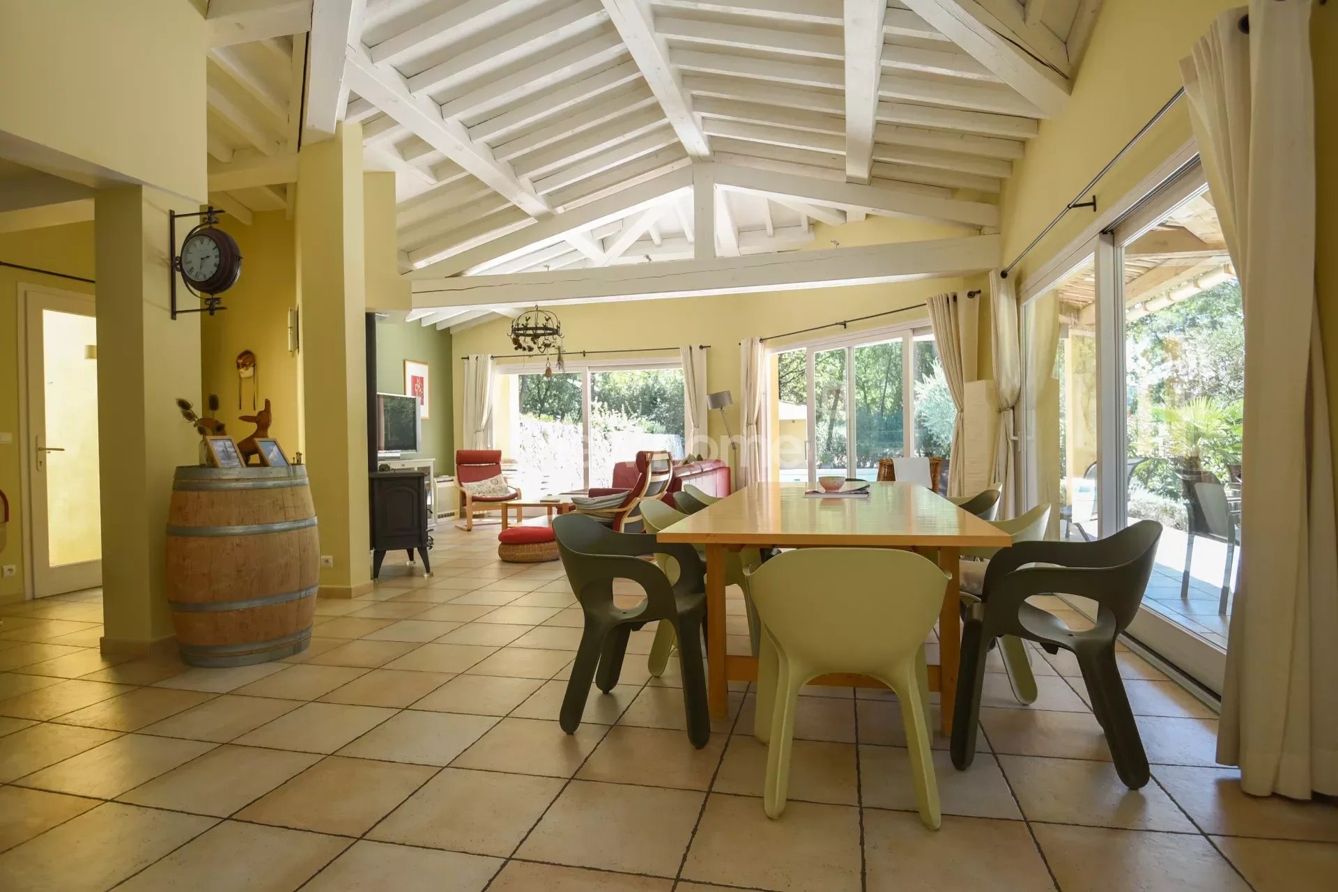 Spacious villa in good condition with heated swimming pool.