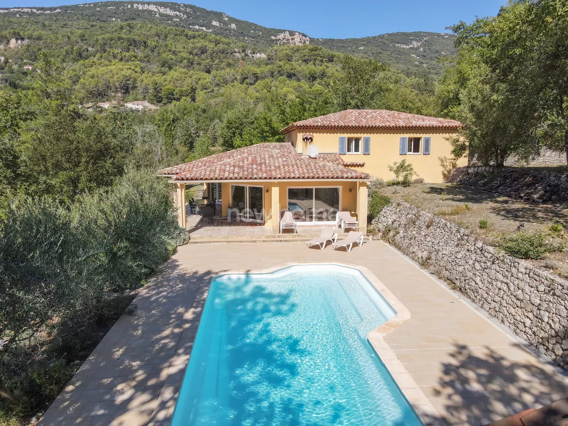 Spacious villa in good condition with heated swimming pool.