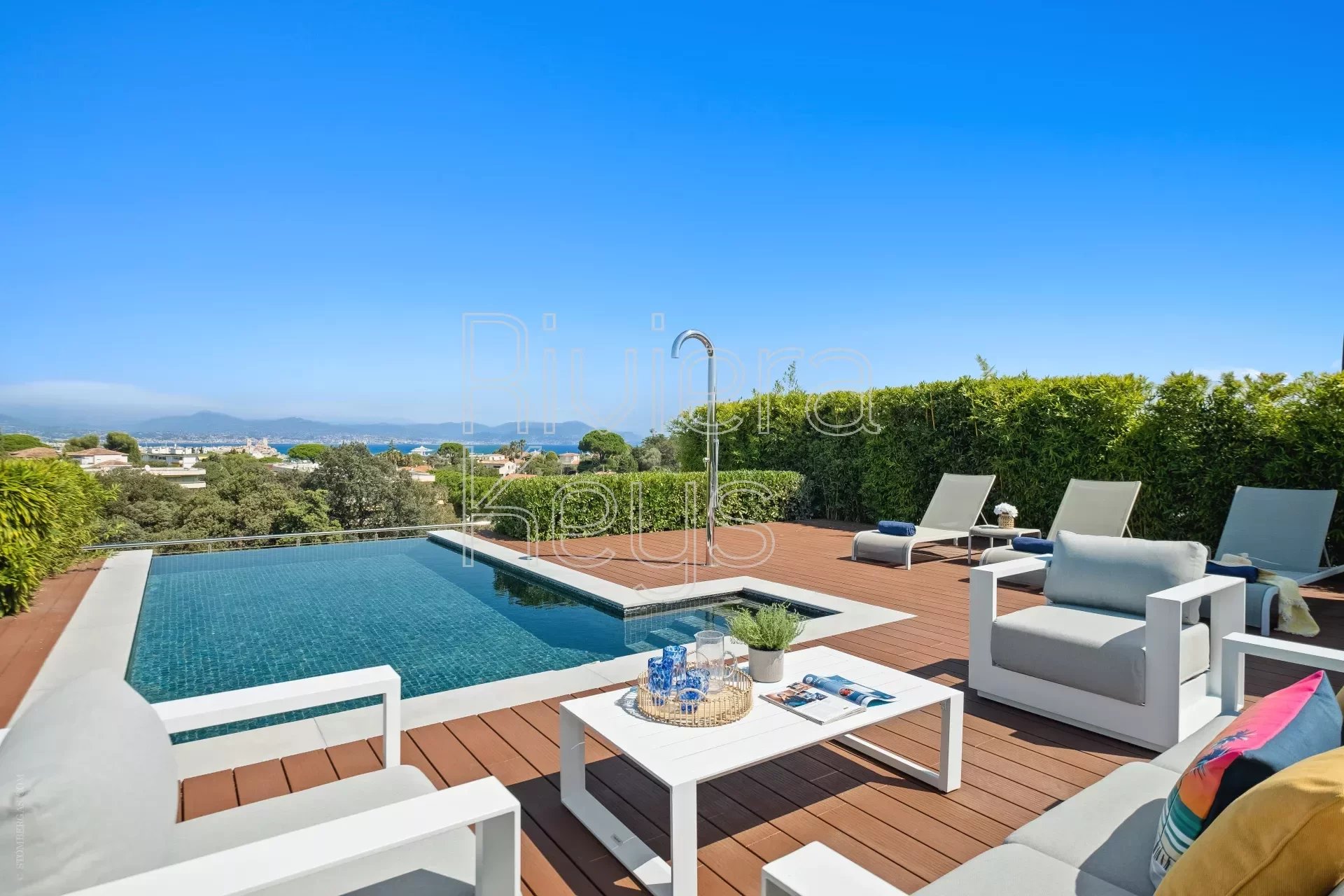 Penthouse with private roof terrace and swimming pool in a luxury residence, Cap d’Antibes