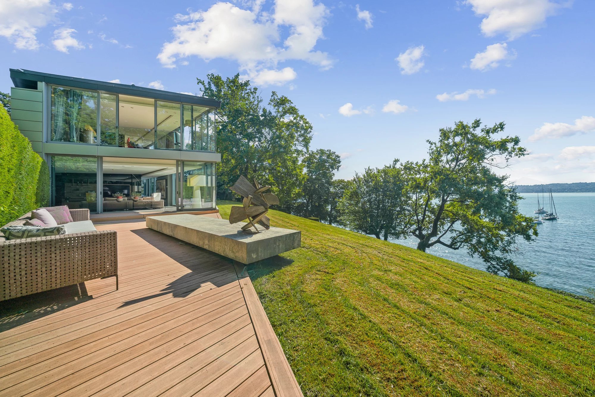 Splendid contemporary waterfront property