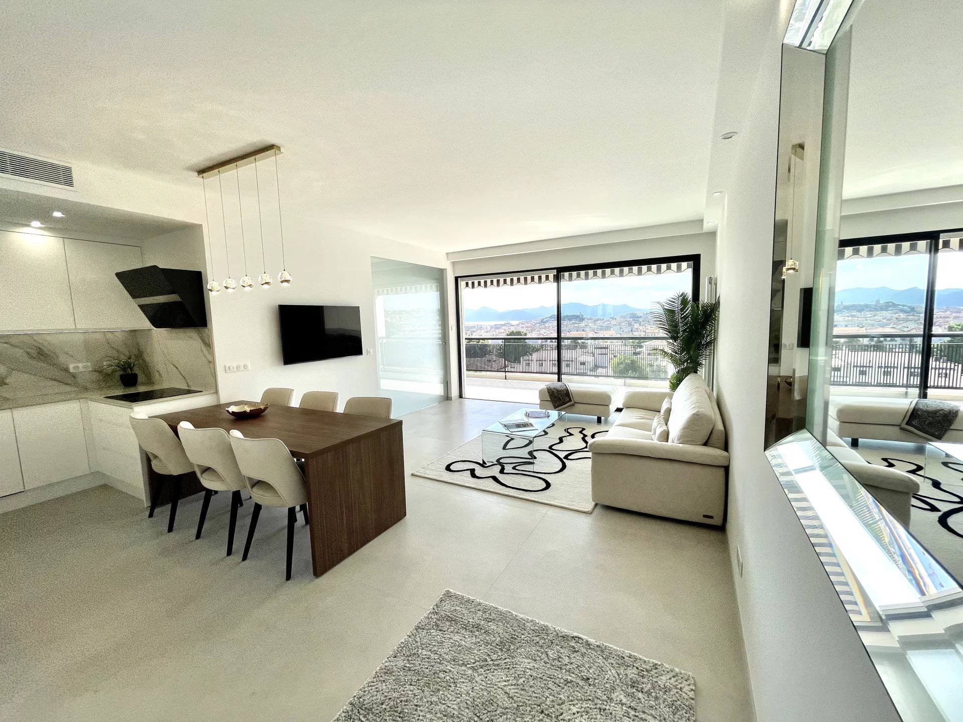 CANNES SALE 4 ROOMS ON THE TOP FLOOR