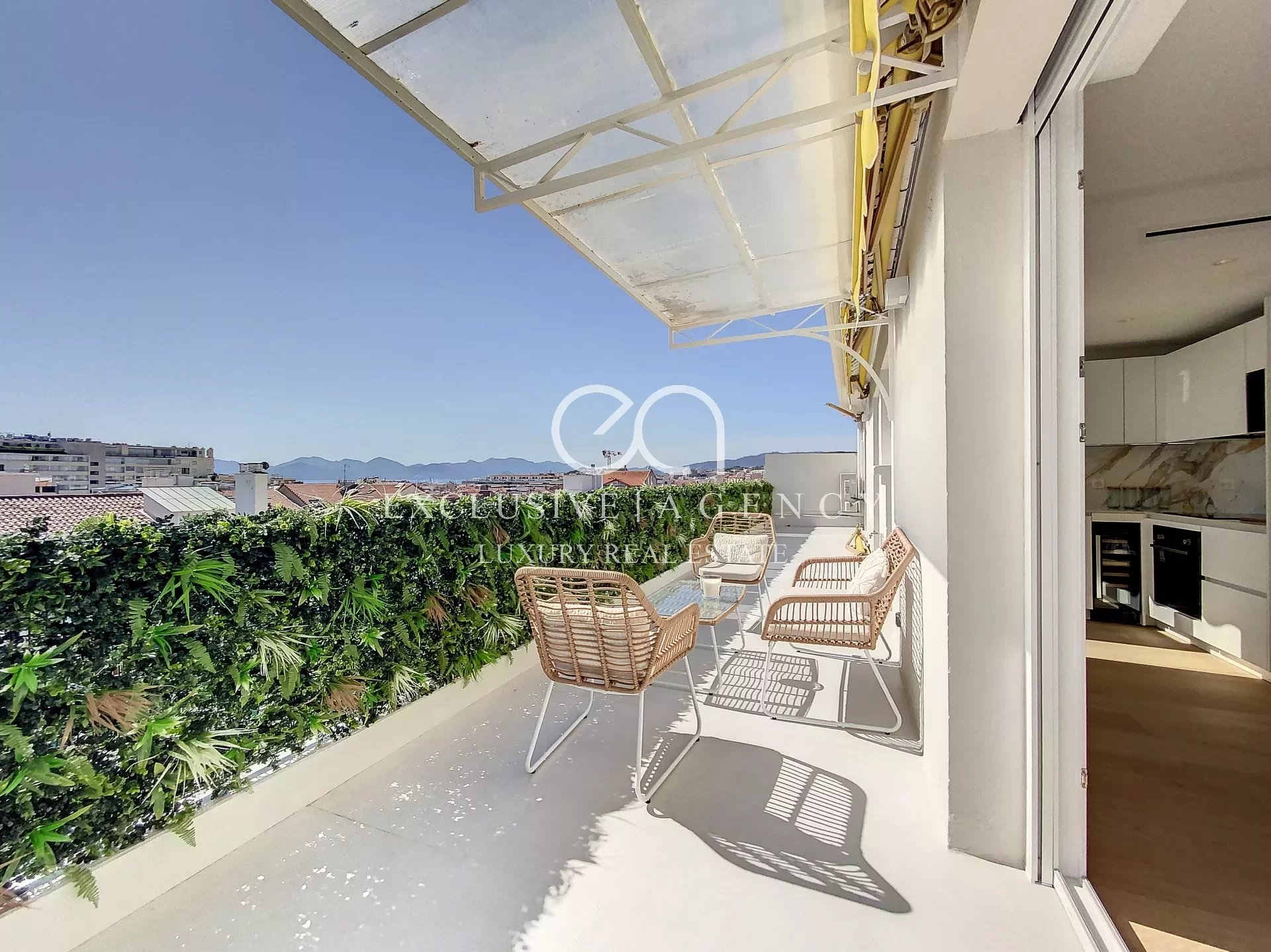 CANNES 2 BEDROOMS 71 SQM WITH TERRACE AND SEA VIEW 
