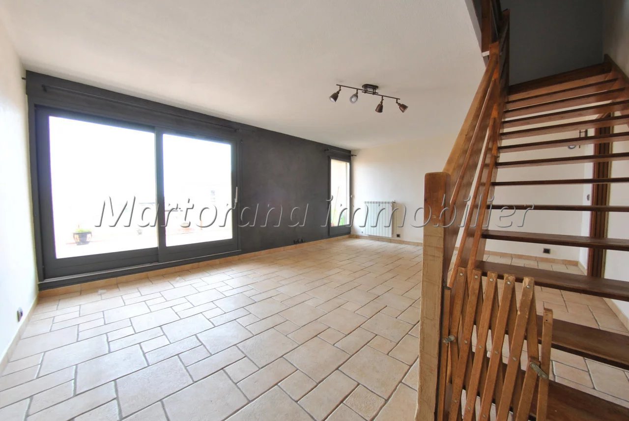 Triplex 5-room apartment without overlook, with clear view and terrace and garage in the basement.