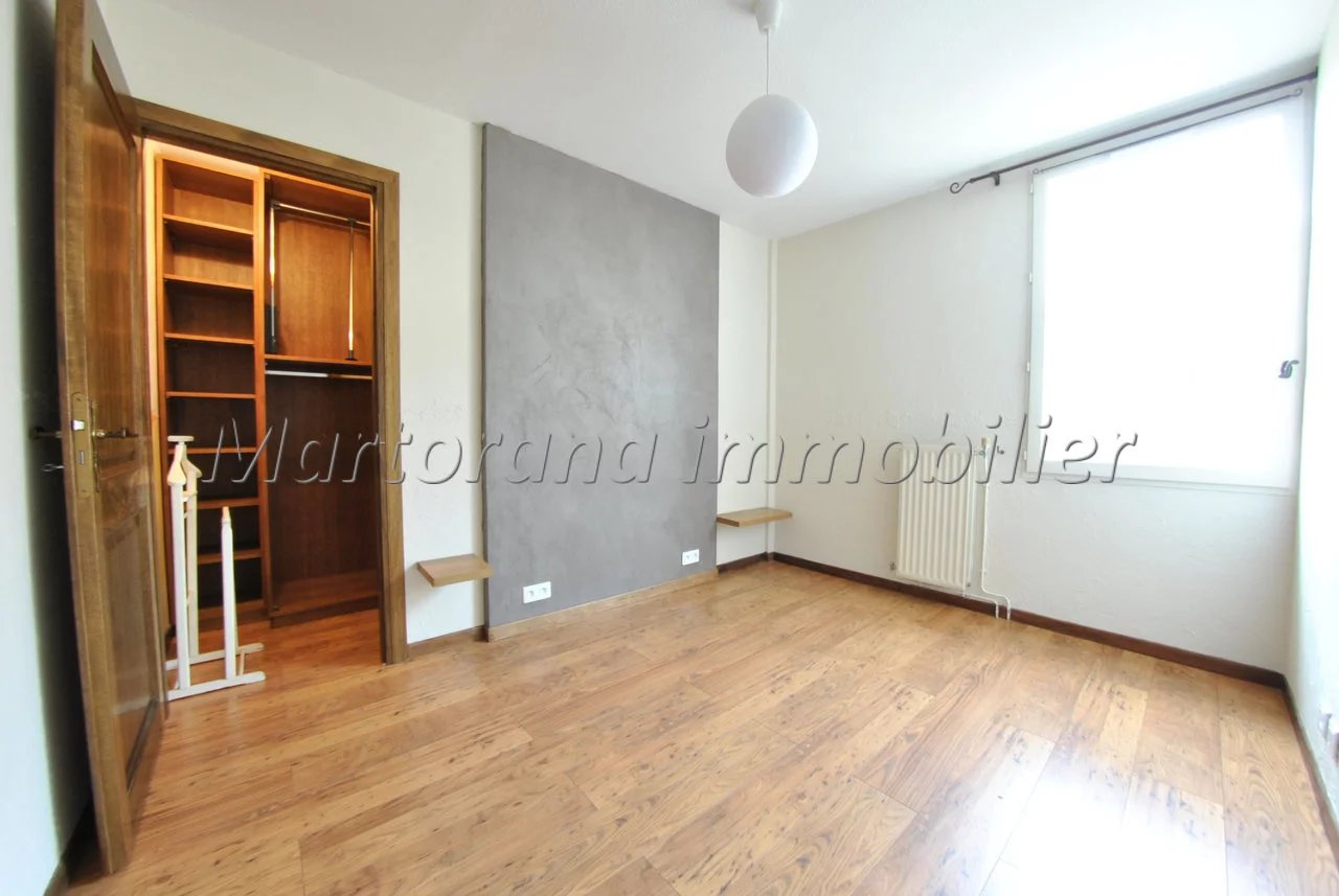 Triplex 5-room apartment without overlook, with clear view and terrace and garage in the basement.