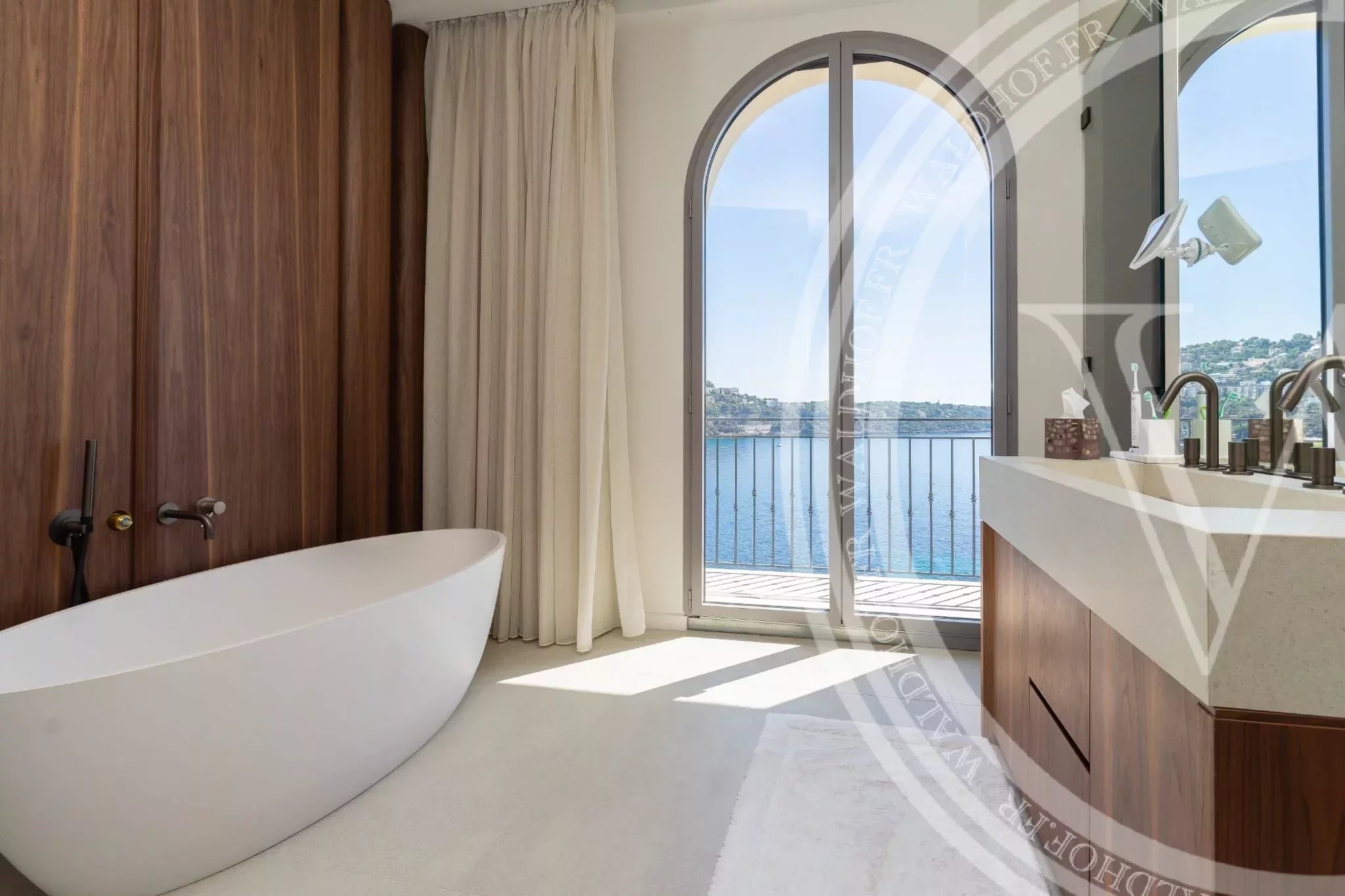 Fully renovated villa in front of the sea near Monaco