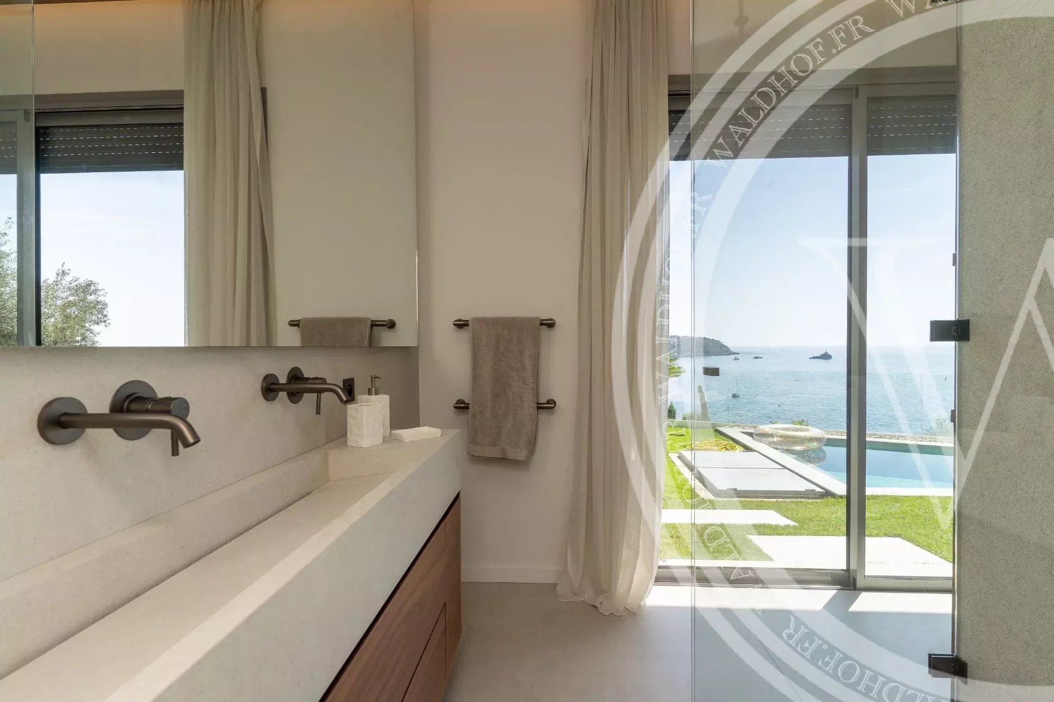 Villa entièrement rénovée face à la mer proche de Monaco