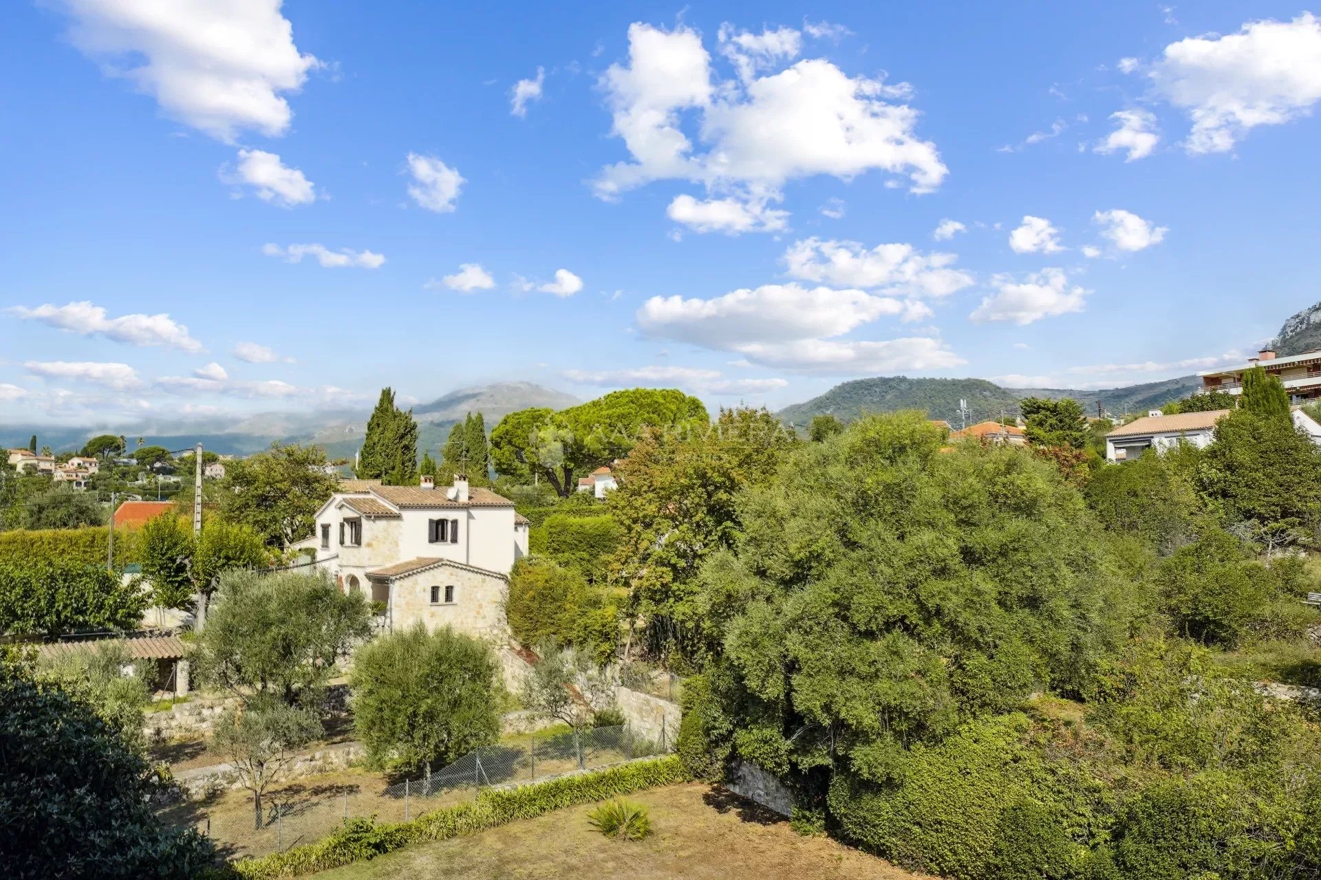 SOLD - SOLE AGENT - Vence - Top floor 3 room apartment walking distance to the old town. Terrace with view.  2 Parkings. Cellar.