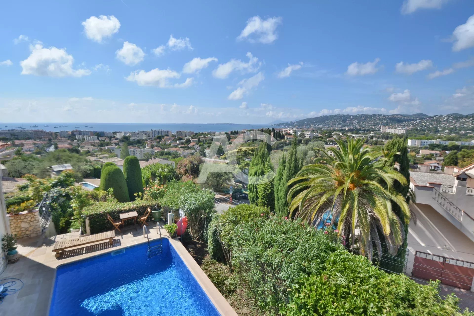ANTIBES - VILLA WITH SEAVIEW AND SWIMMING POOL