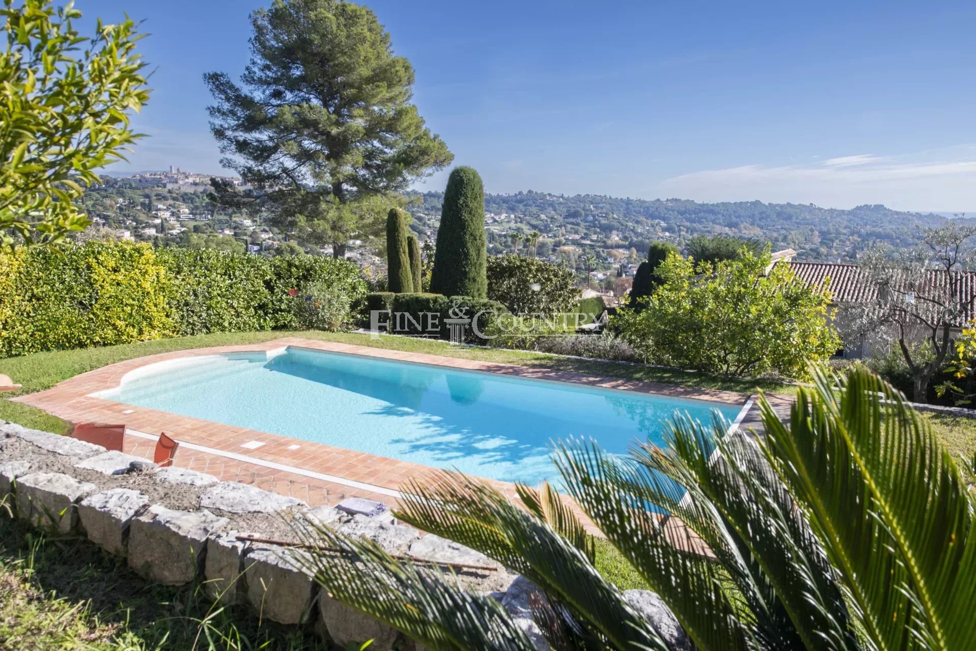 Villa til salg nær Saint Paul de Vence med panoramaudsigt