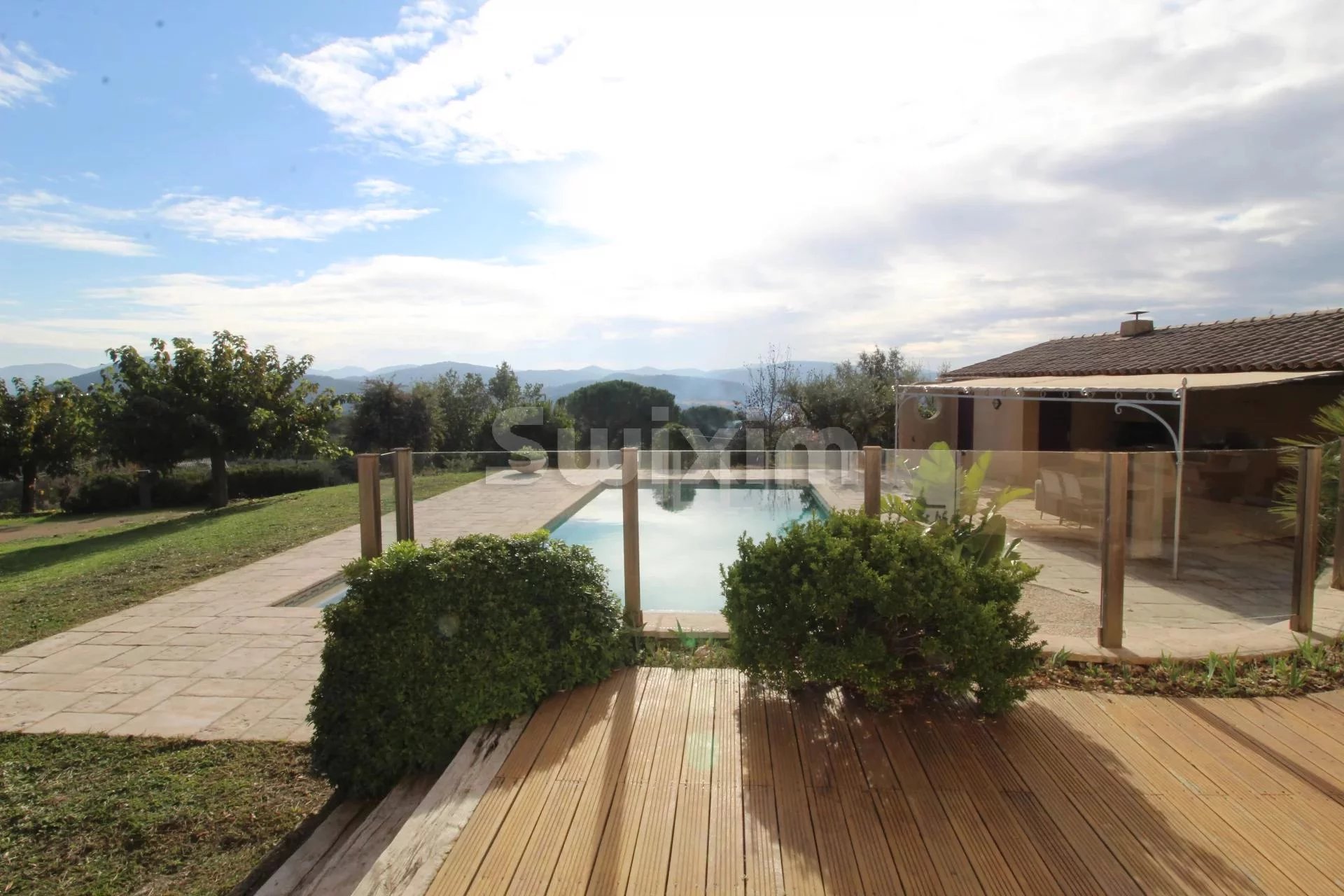 vue panoramique villa T6 avec  piscine