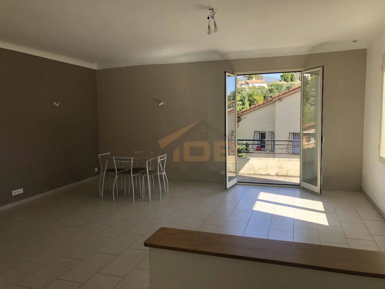 ROQUEBRUNE-CAP-MARTIN: 4-room detached house with garden, garage, and great renovation potential.