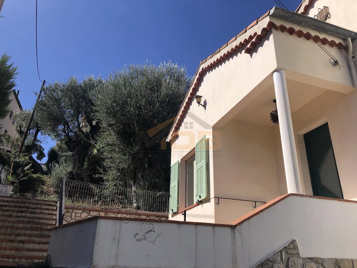 ROQUEBRUNE-CAP-MARTIN: 4-room detached house with garden, garage, and great renovation potential.